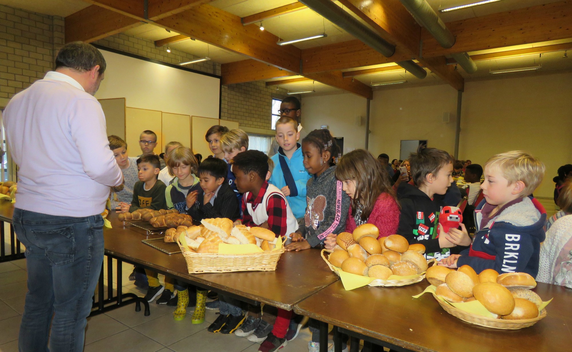 Herman zegent het brood alvorens aan tafel te gaan