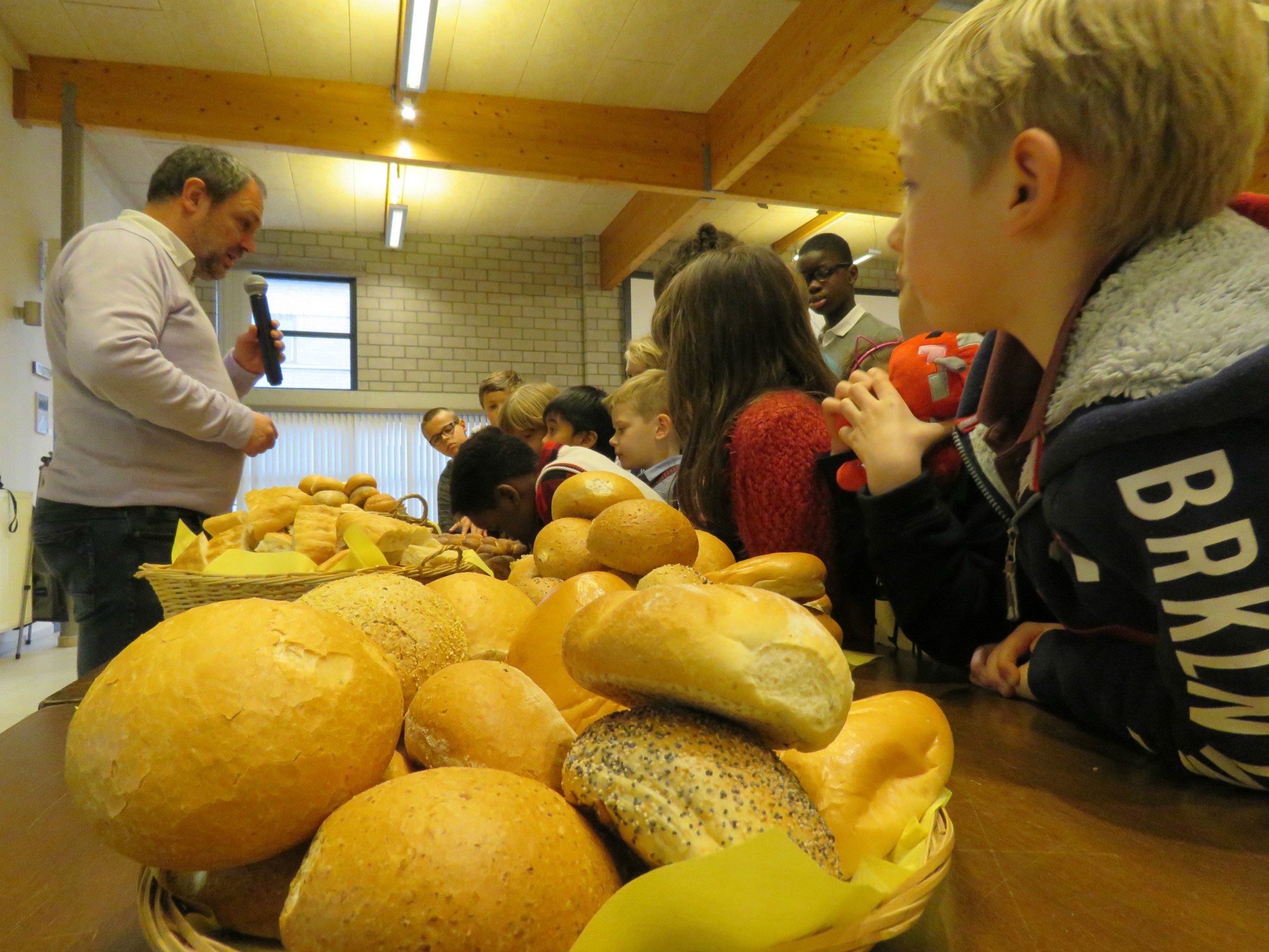 Herman zegent het brood alvorens aan tafel te gaan