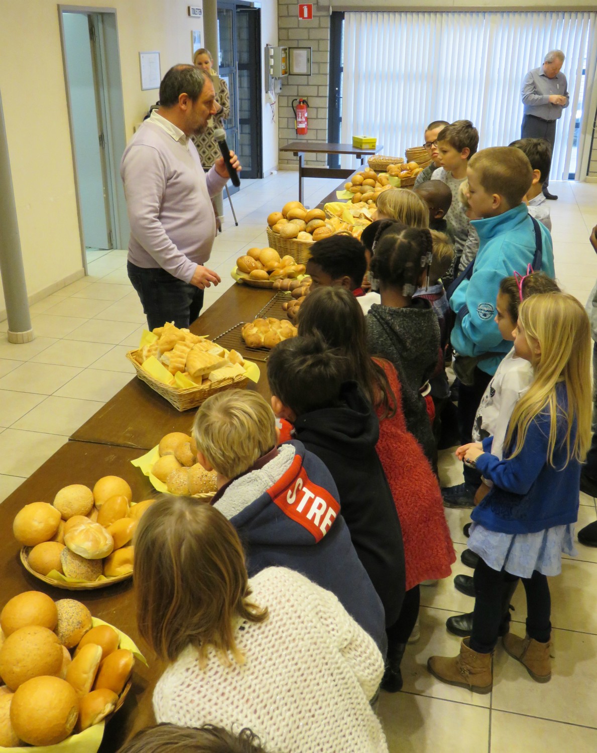 Herman zegent het brood alvorens aan tafel te gaan