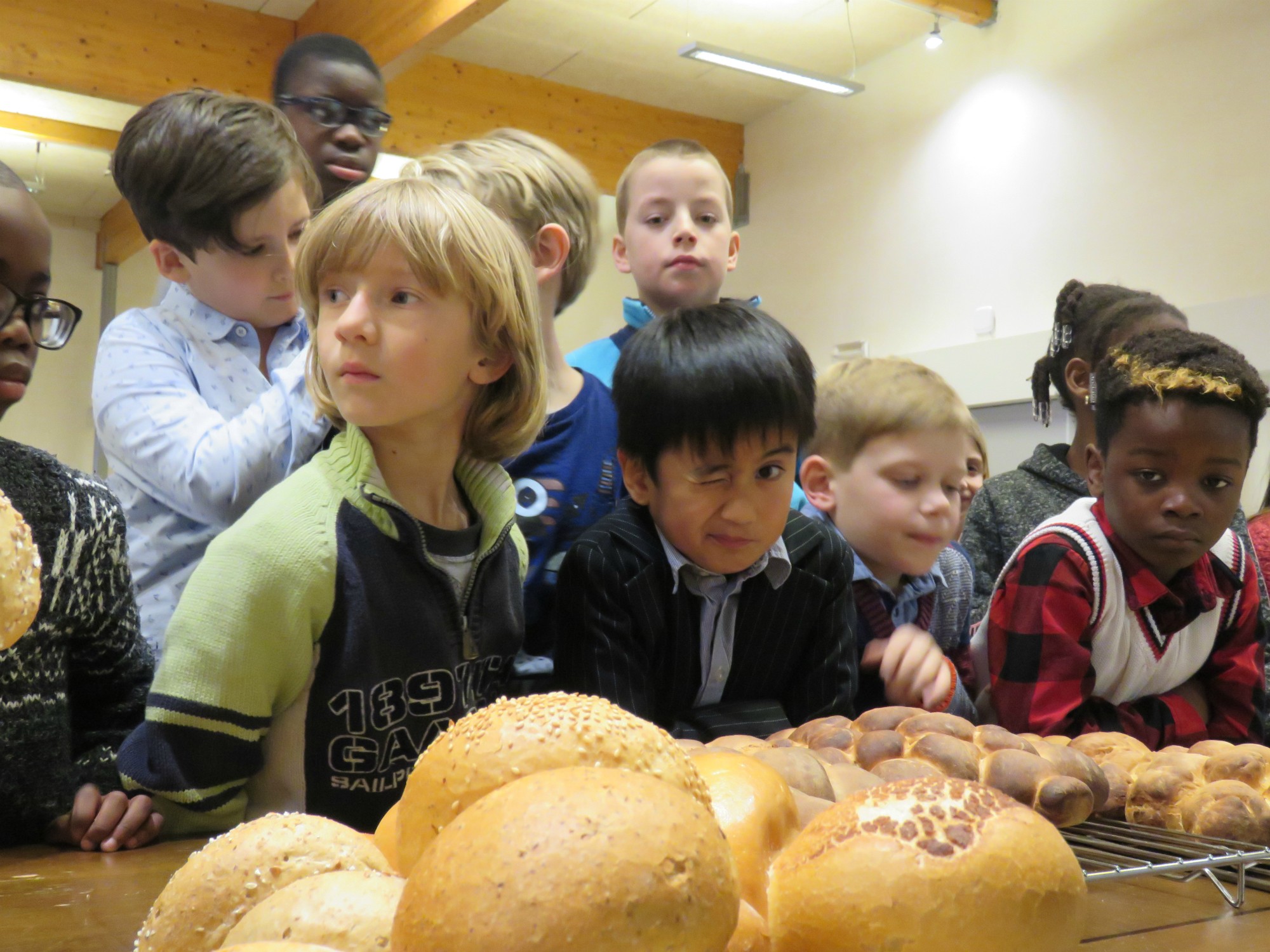 Herman zegent het brood alvorens aan tafel te gaan