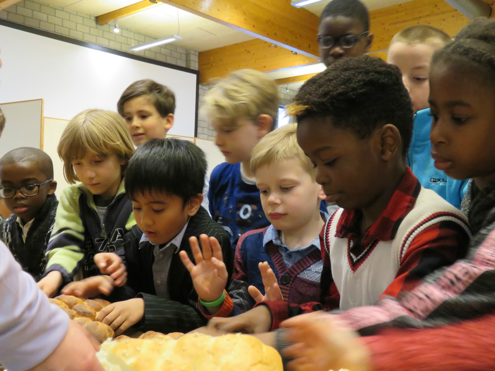 Het vriendschapsbrood wordt gebroken en uitgedeeld