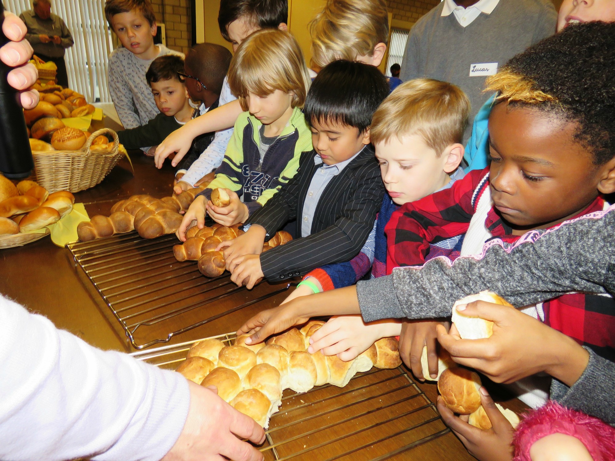 Het vriendschapsbrood wordt gebroken en uitgedeeld