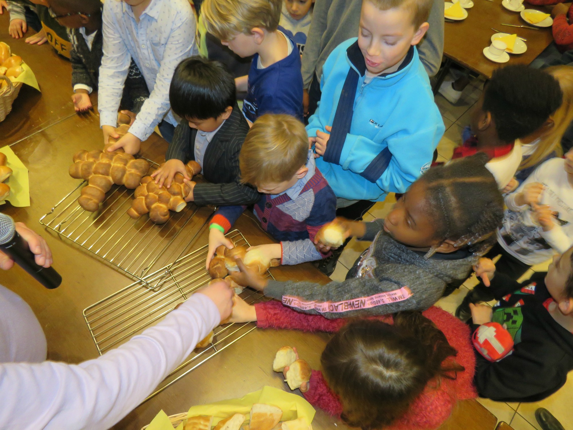 Het vriendschapsbrood wordt gebroken en uitgedeeld