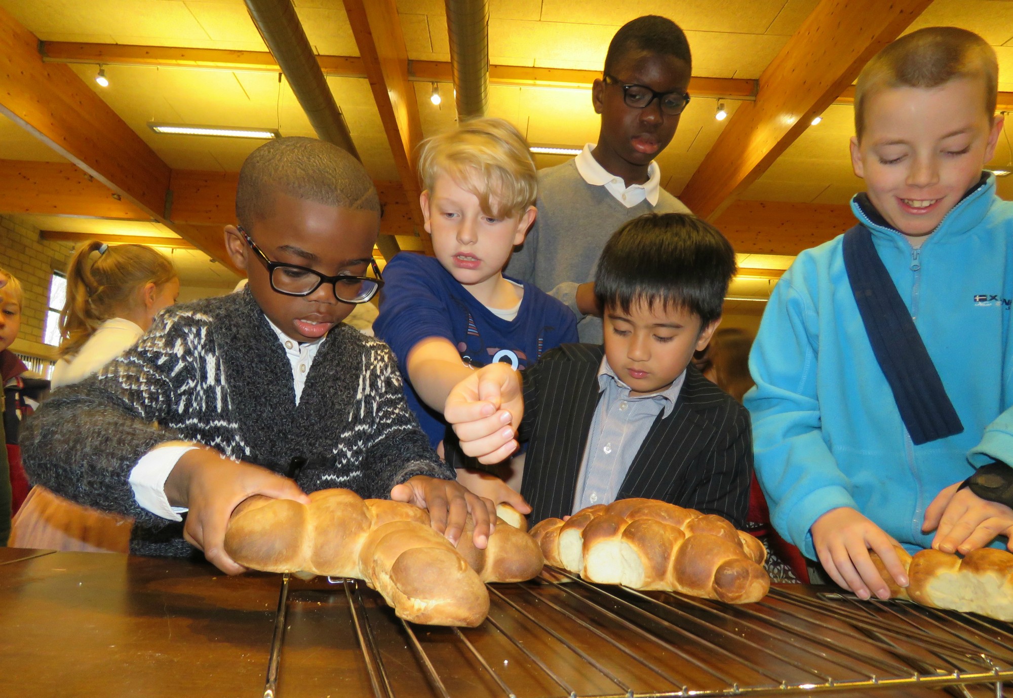 Het vriendschapsbrood wordt gebroken en uitgedeeld