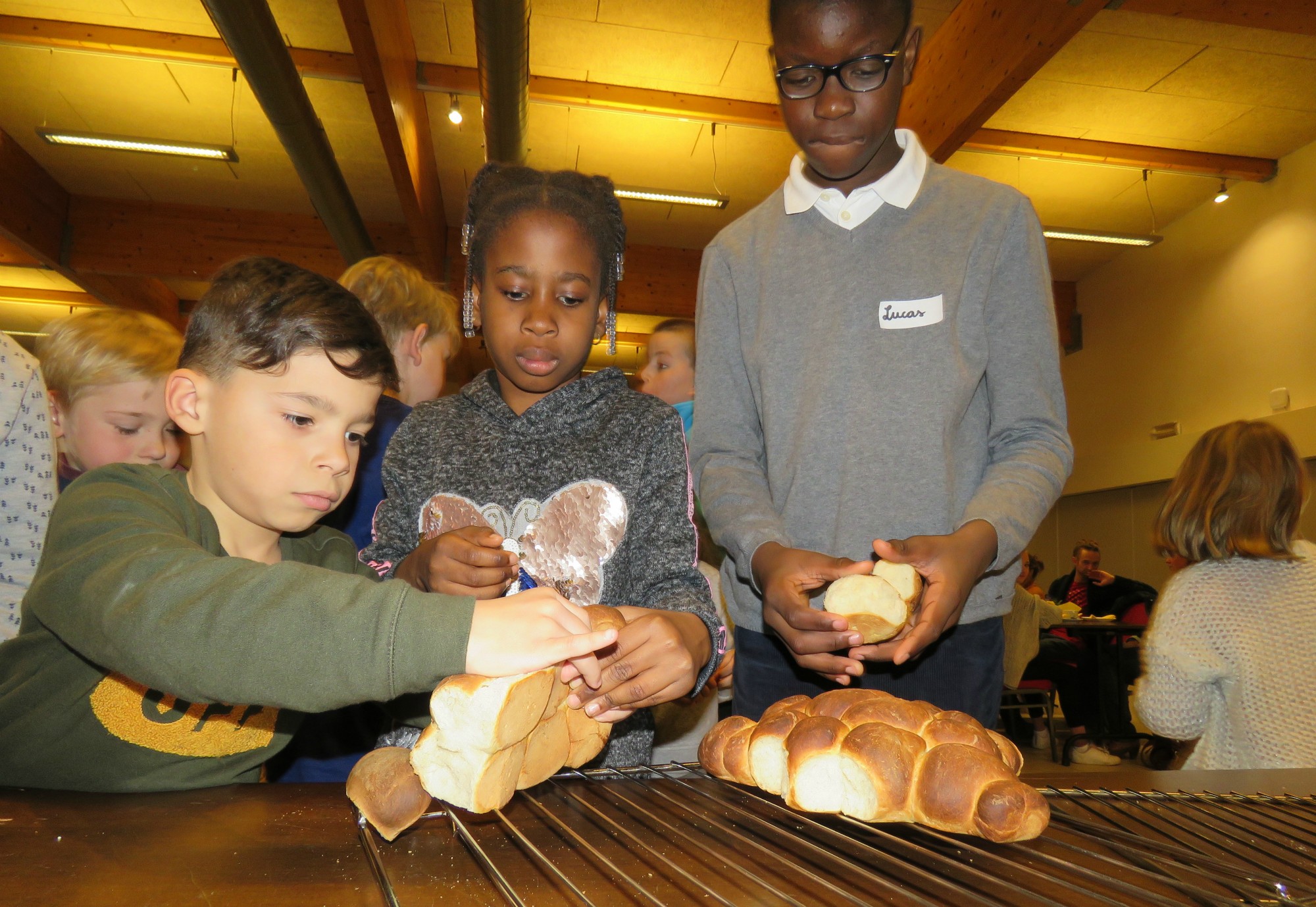 Het vriendschapsbrood wordt gebroken en uitgedeeld