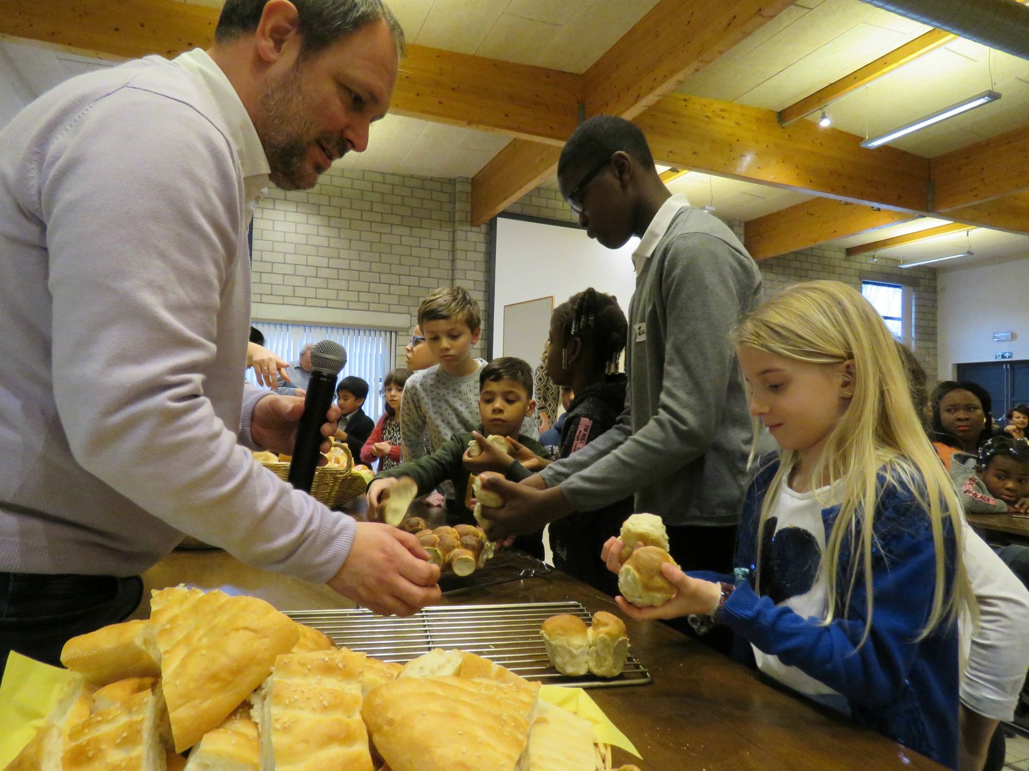 Het vriendschapsbrood wordt gebroken en uitgedeeld