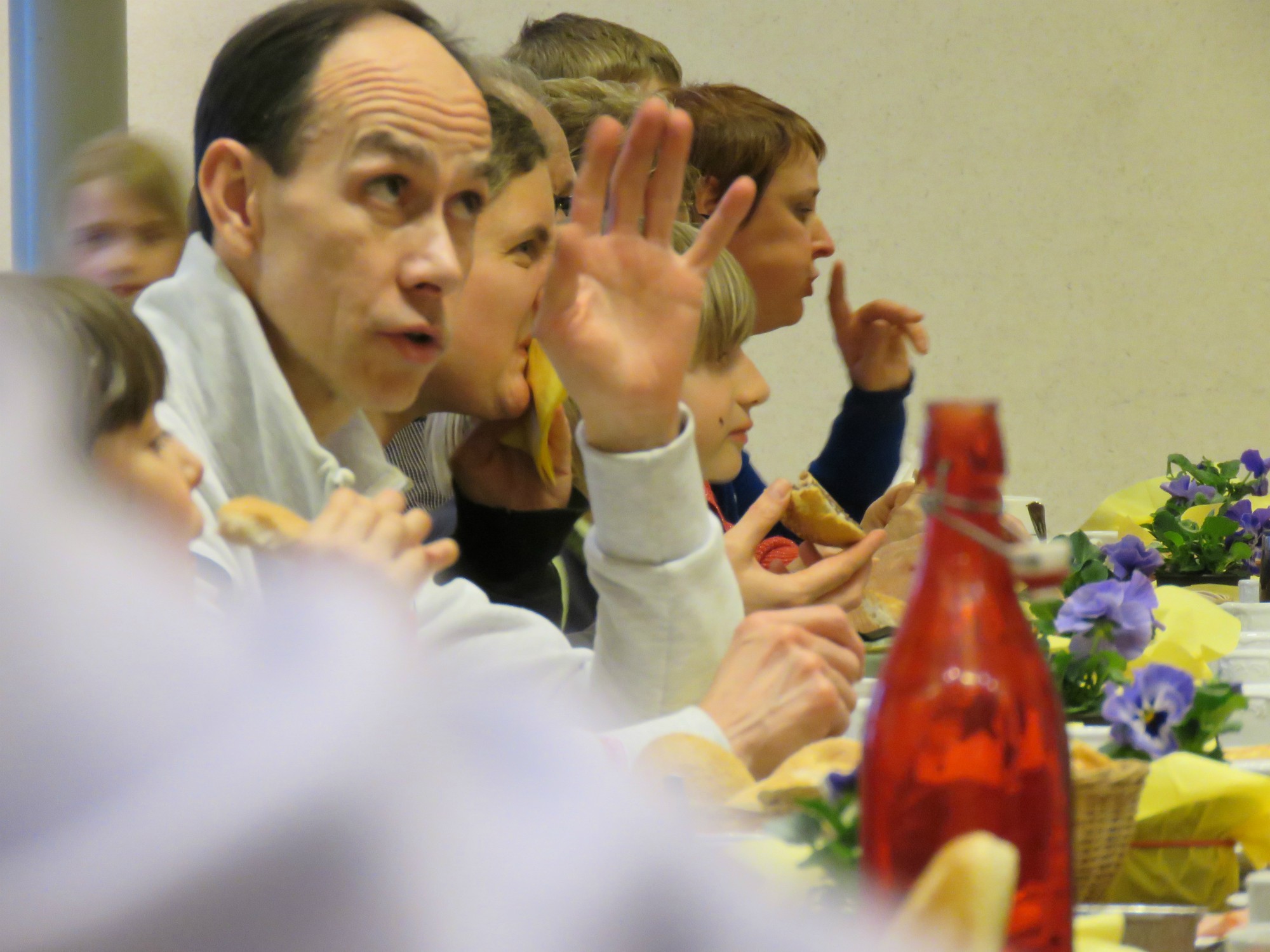 Lange gezellige tafels met veel lekkers