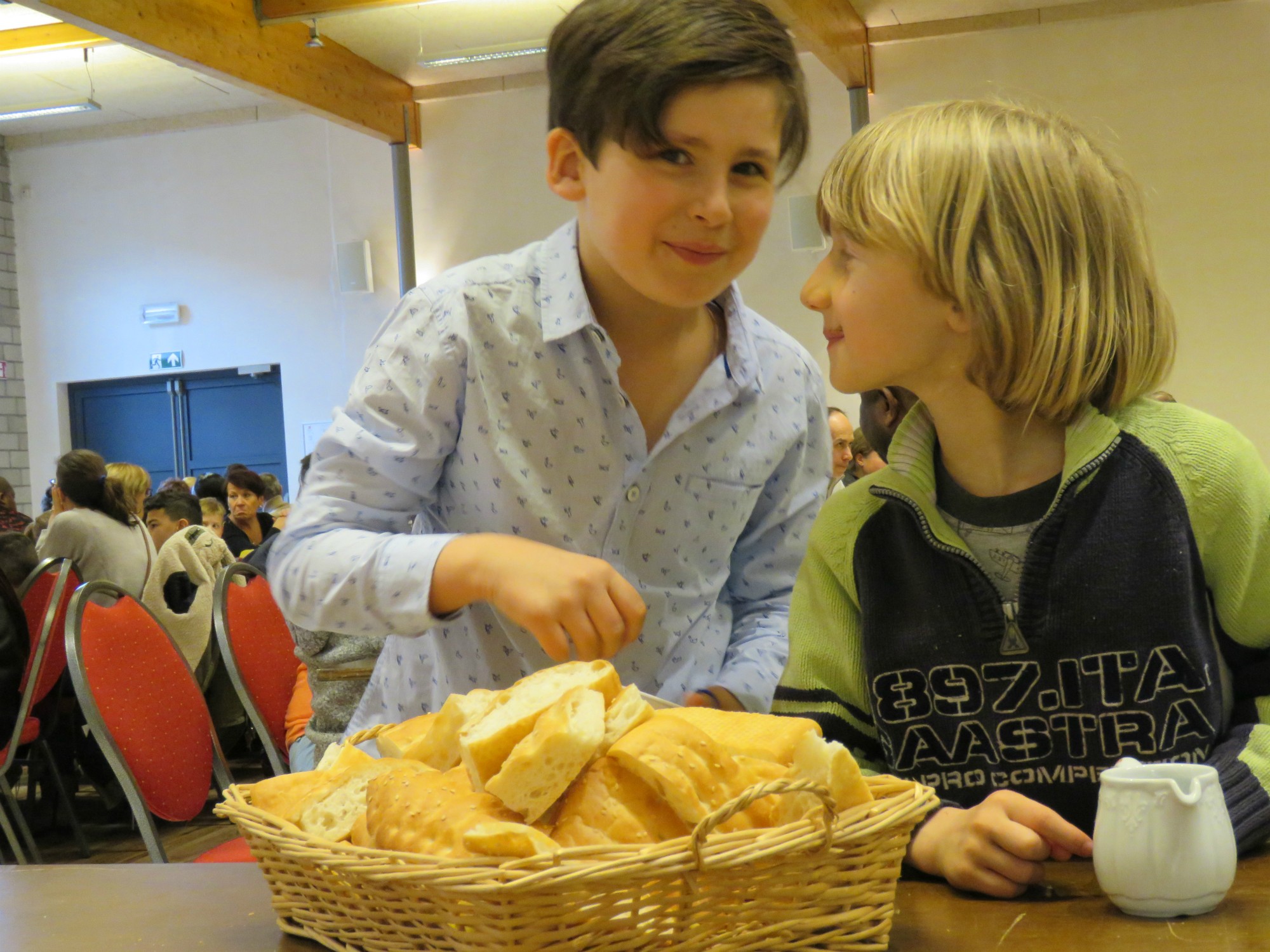 Genieten van de broodmaaltijd met de eerste communicanten