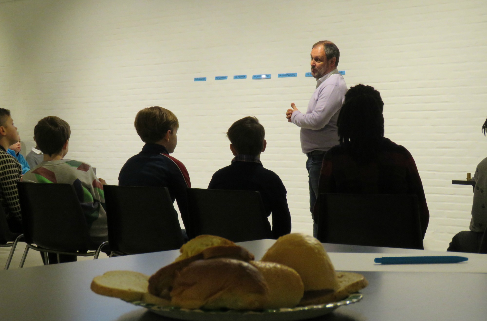 Herman legt de zeven sacramenten uit aan de vormelingen