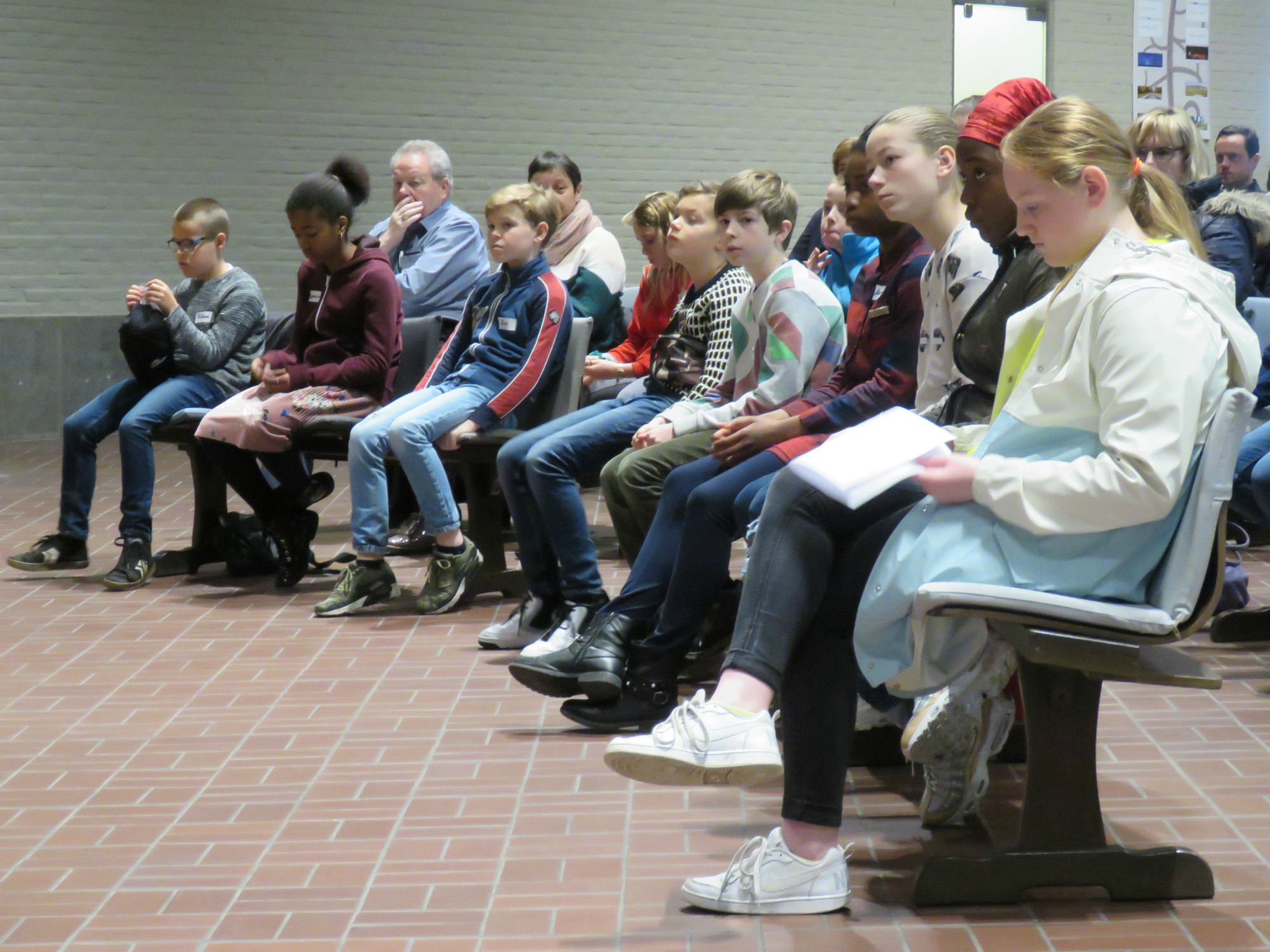 De vormelingen zitten helemaal vooraan in de kerk