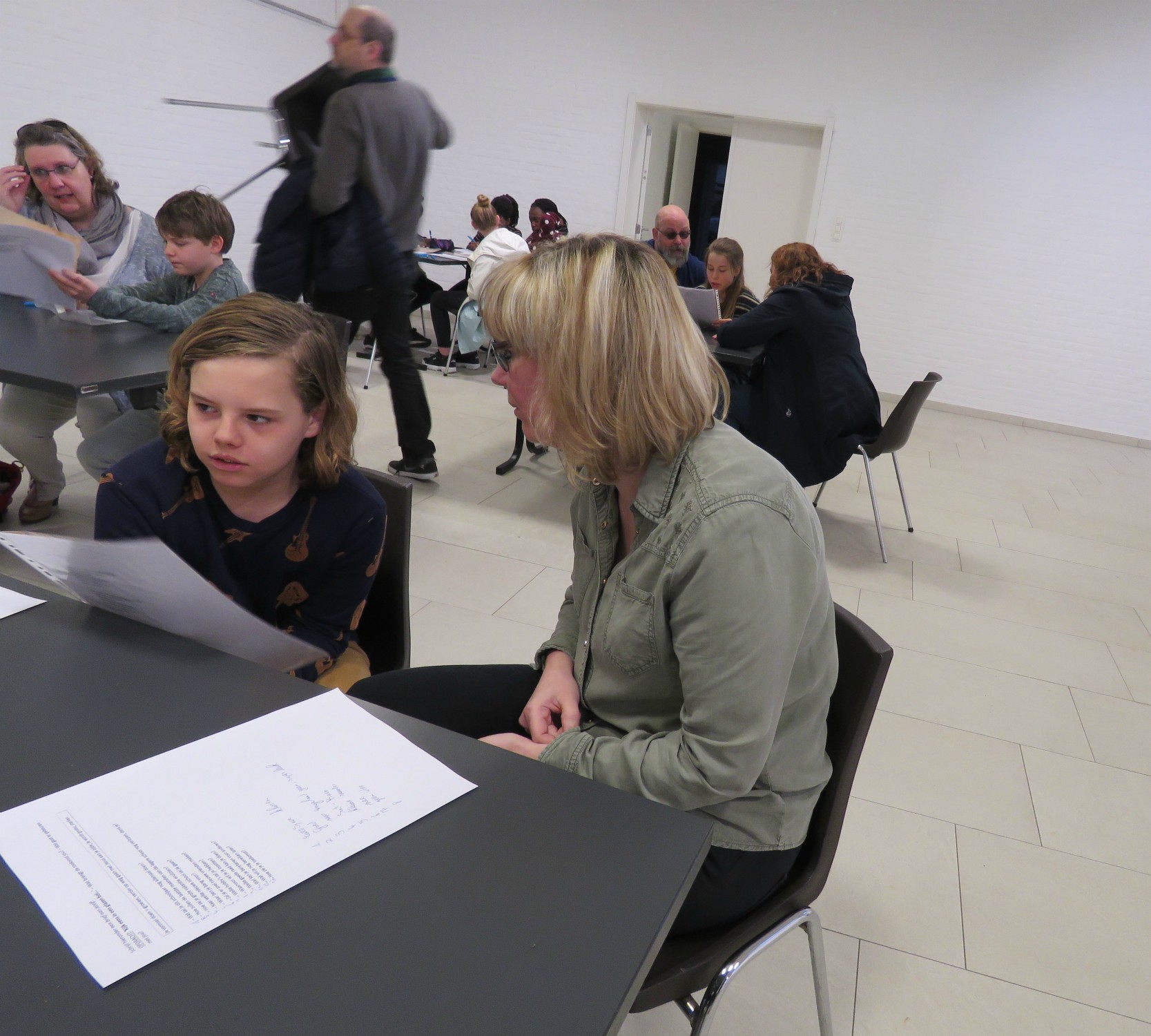 Samen met de ouders het charter bespreken, voordat ze het zullen tekenen