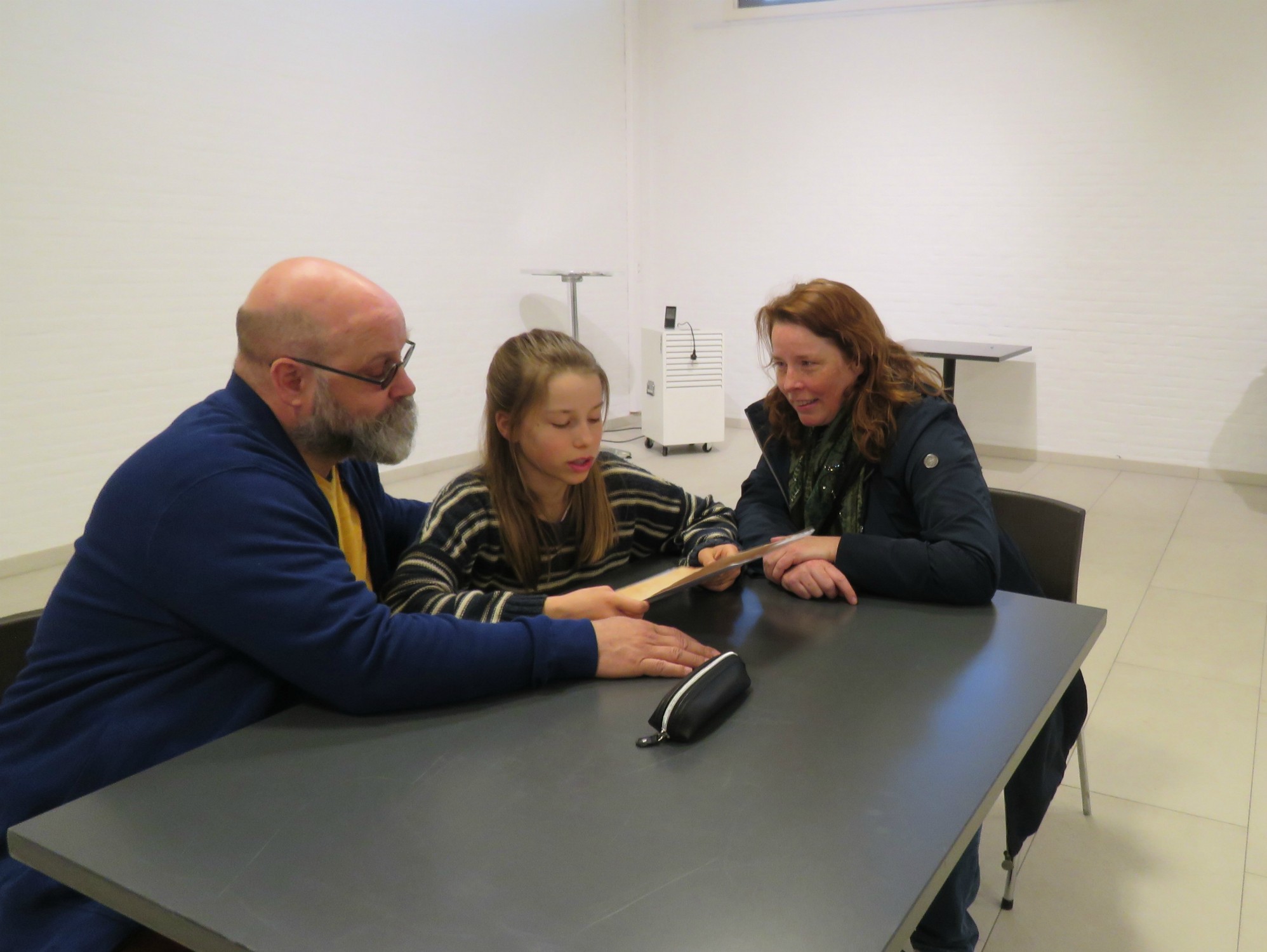 Samen met de ouders het charter bespreken, voordat ze het zullen tekenen