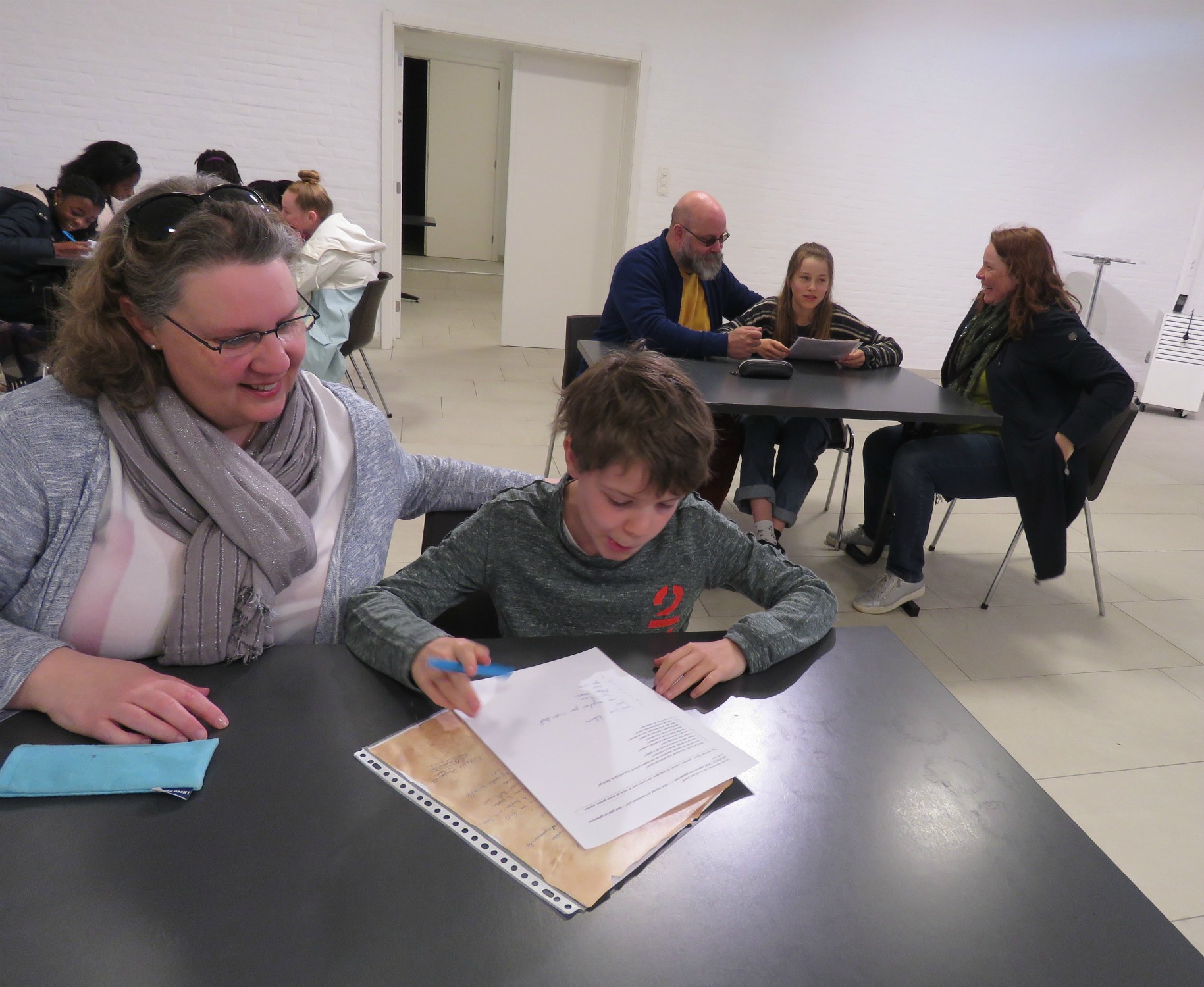 Samen met de ouders het charter bespreken, voordat ze het zullen tekenen