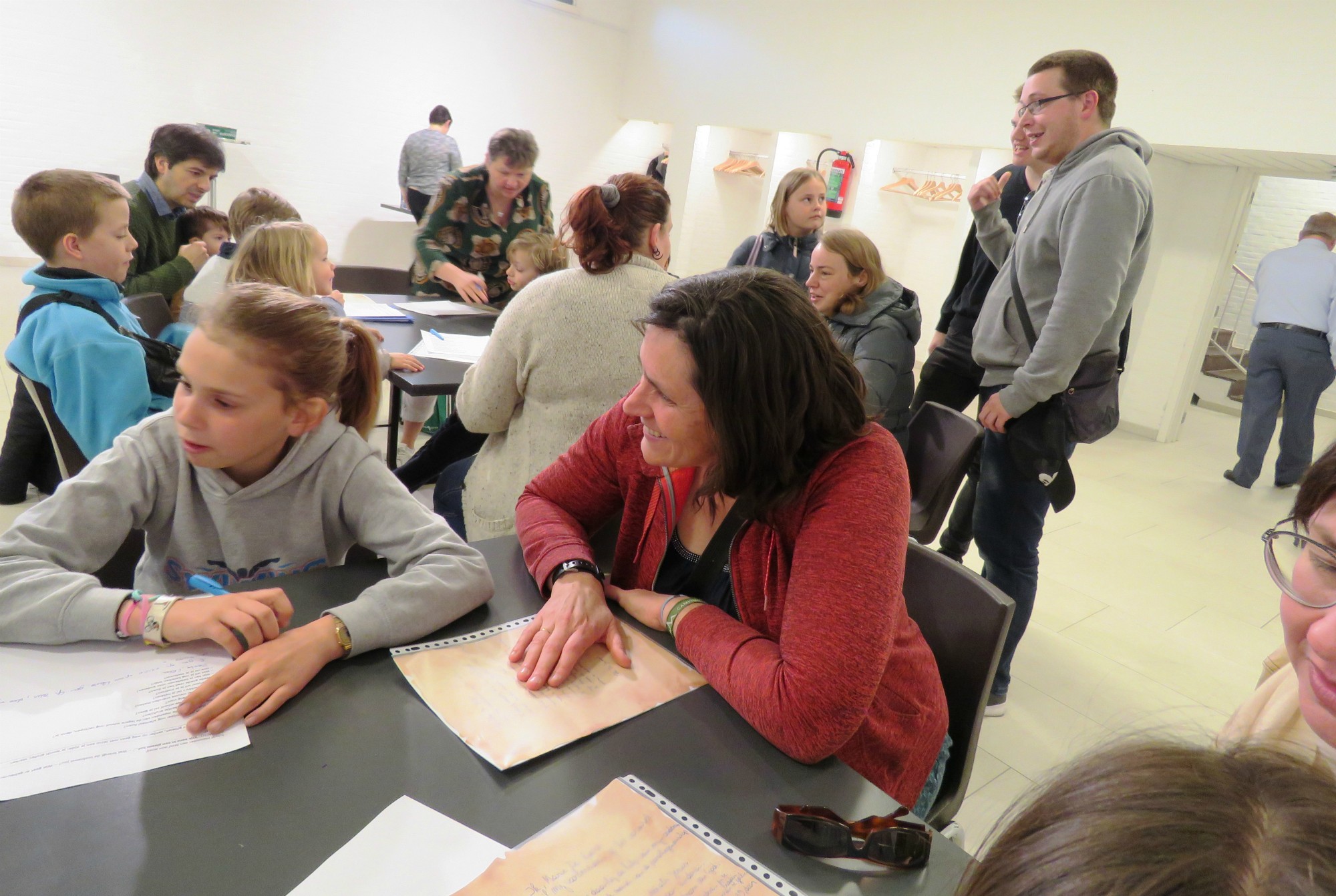 Samen met de ouders het charter bespreken, voordat ze het zullen tekenen