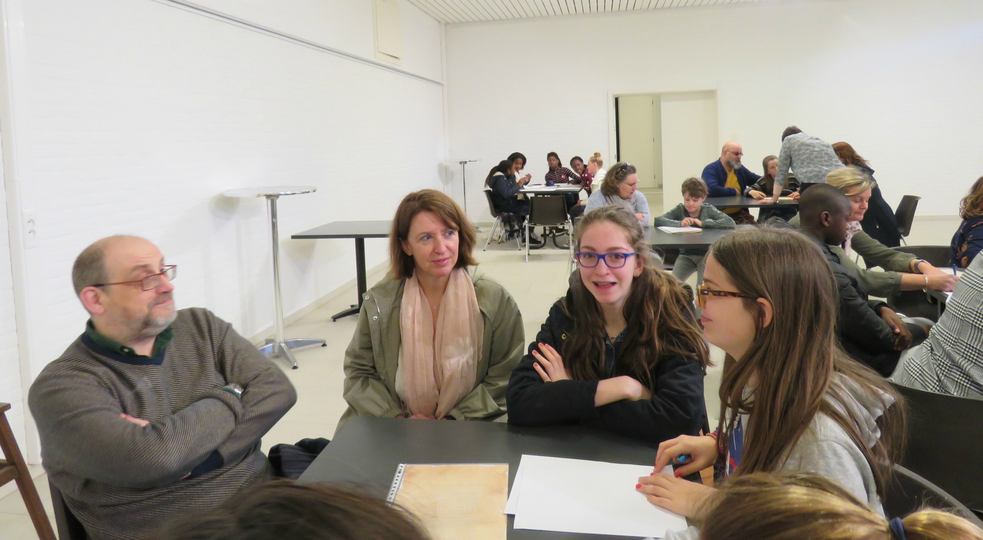 Samen met de ouders het charter bespreken, voordat ze het zullen tekenen