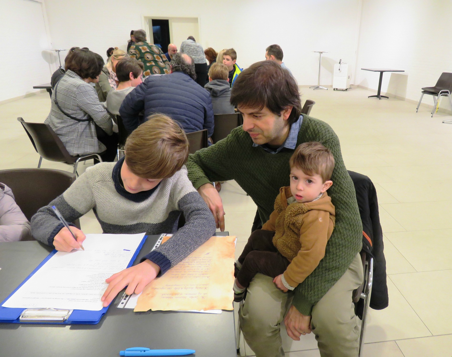 Samen met de ouders het charter bespreken, voordat ze het zullen tekenen