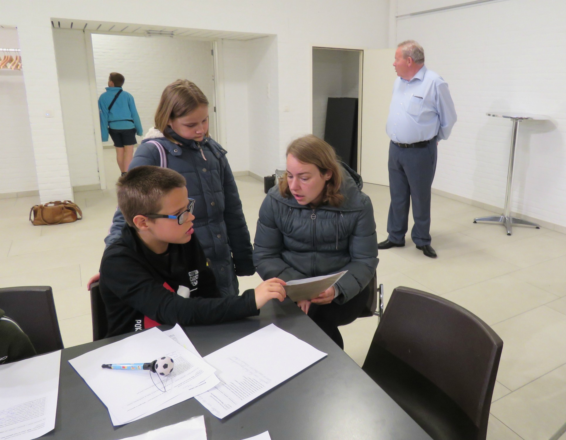 Samen met de ouders het charter bespreken, voordat ze het zullen tekenen