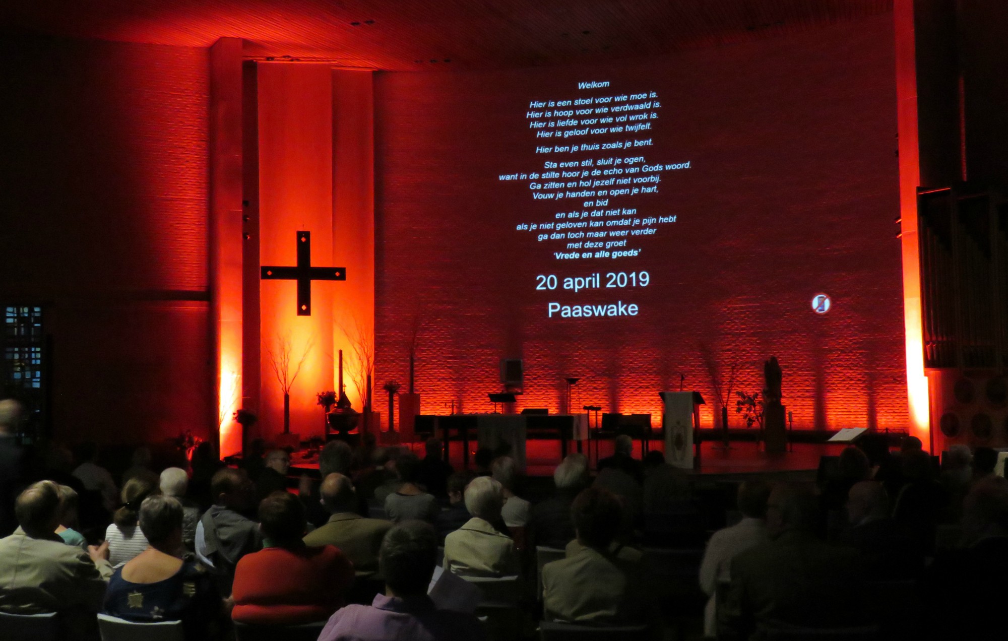 Paaswake - De Paaswake start met de kleuren van Goede Vrijdag