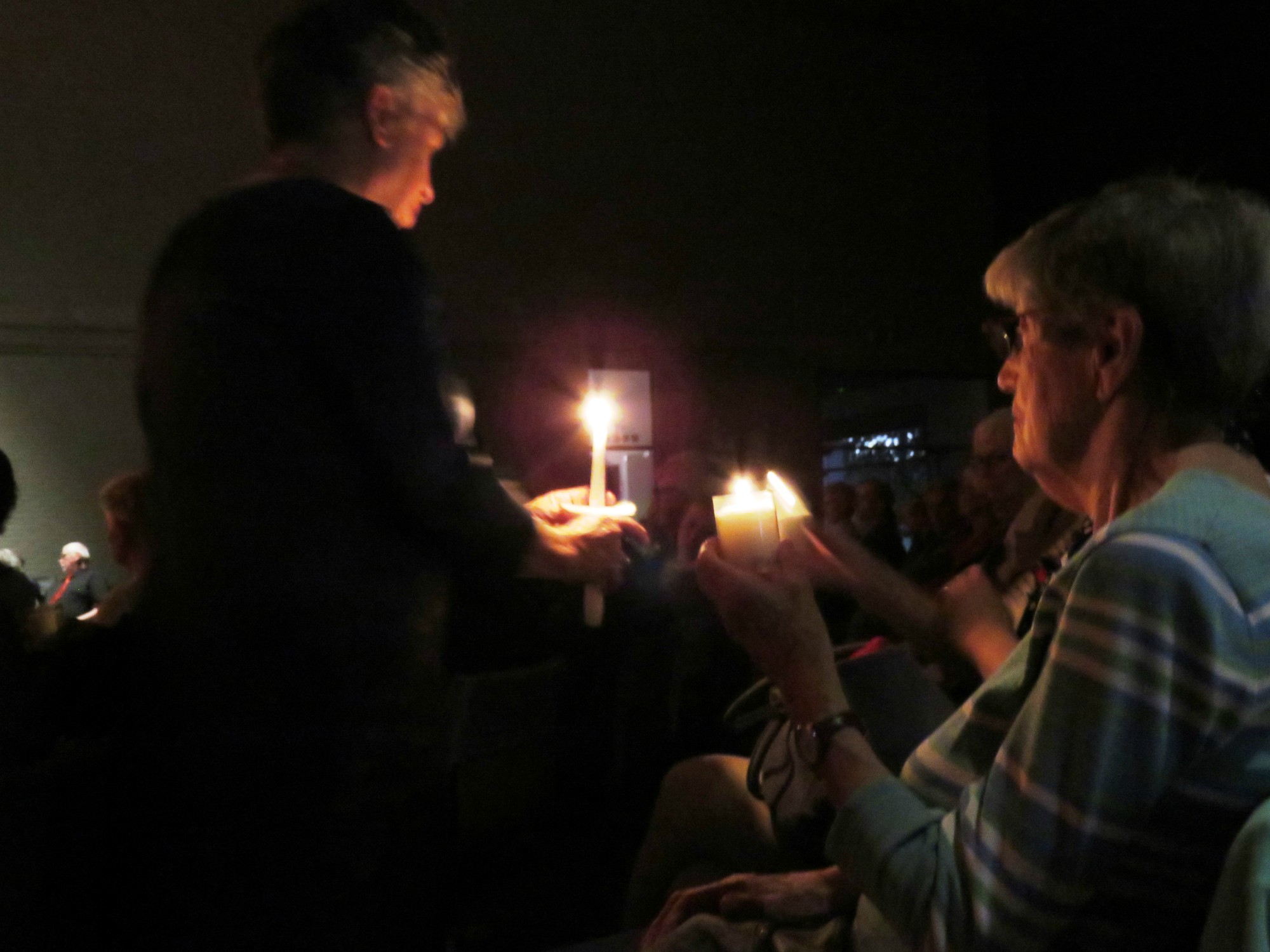 Paaswake - Het licht wordt in de kerk doorgegeven