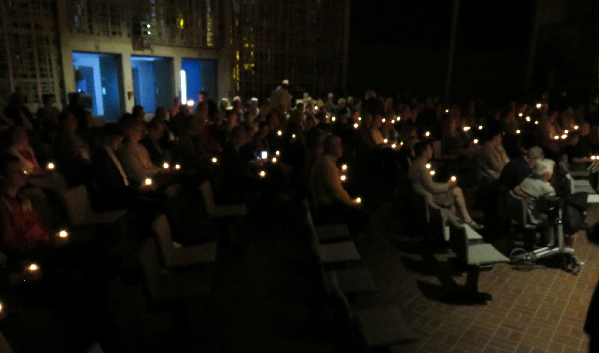 Paaswake - Het licht wordt in de kerk doorgegeven