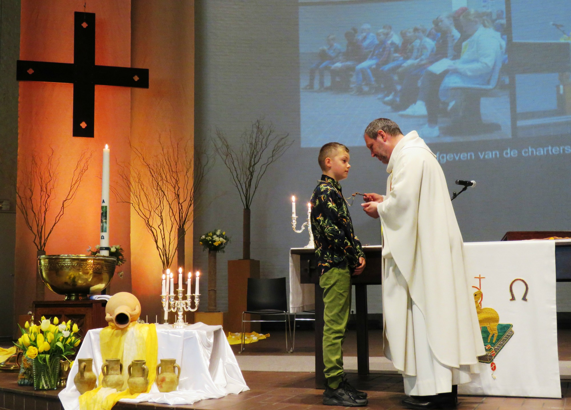 Pasen - Afgeven van de charters door de vormeling en het omhangen van het vormselkruisje door Herman