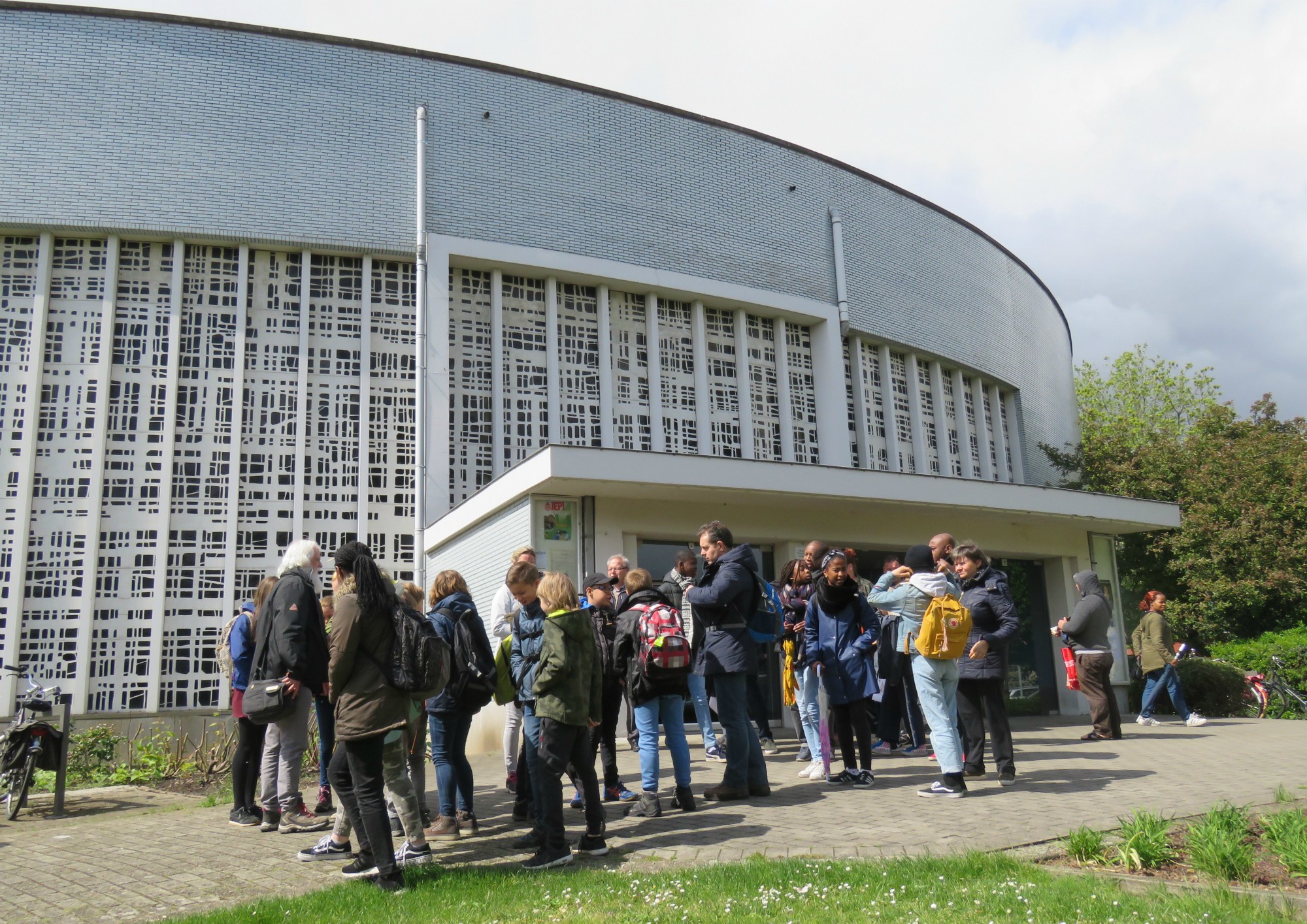 Vertrek van de stapdag aan de kerk richting Antwerpen Noord