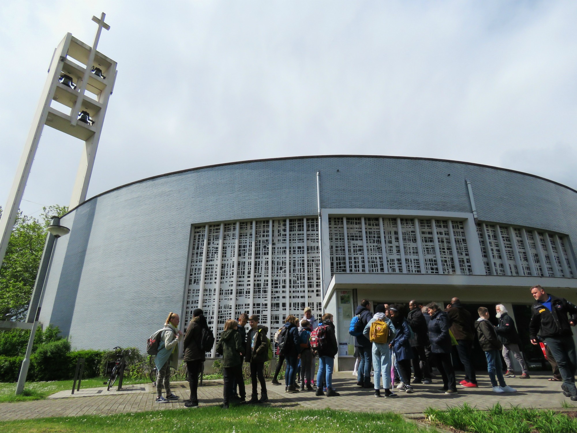 Vertrek van de stapdag aan de kerk richting Antwerpen Noord