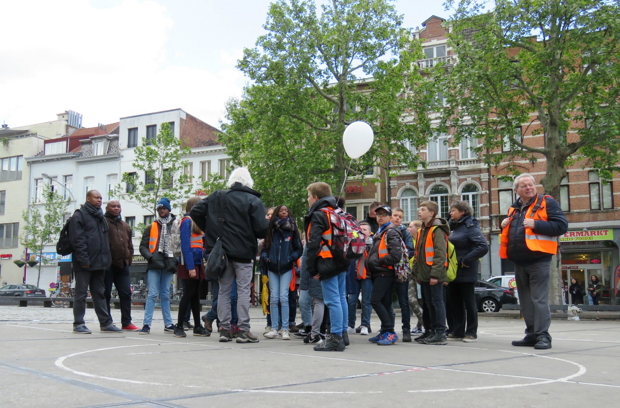 Op het Sint-Jansplein... omgeven door vele gemeenschappen