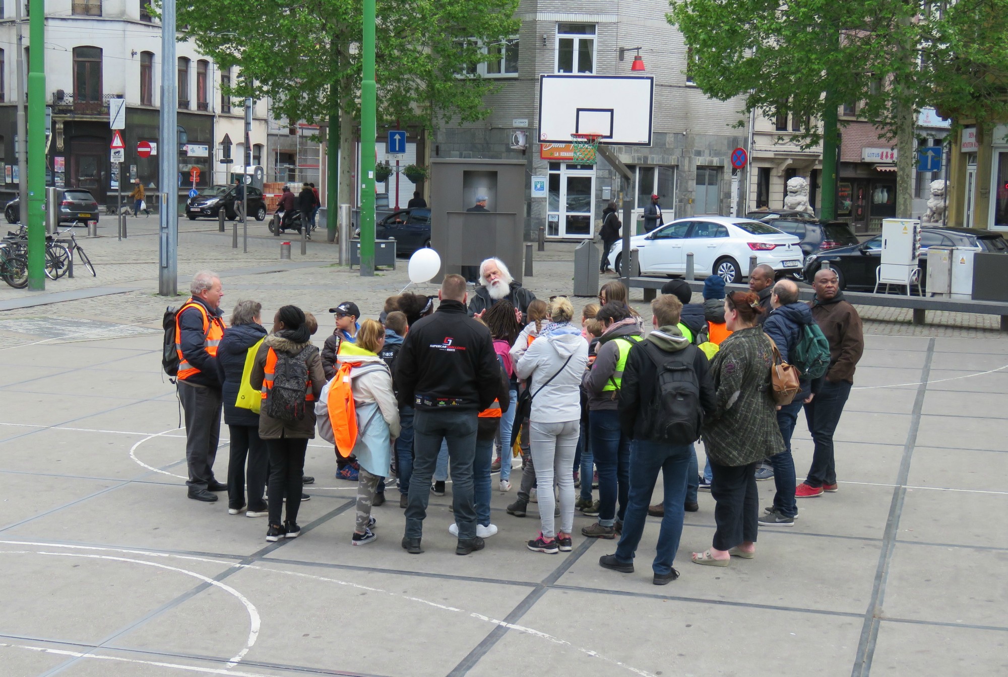 Op het Sint-Jansplein... omgeven door vele gemeenschappen