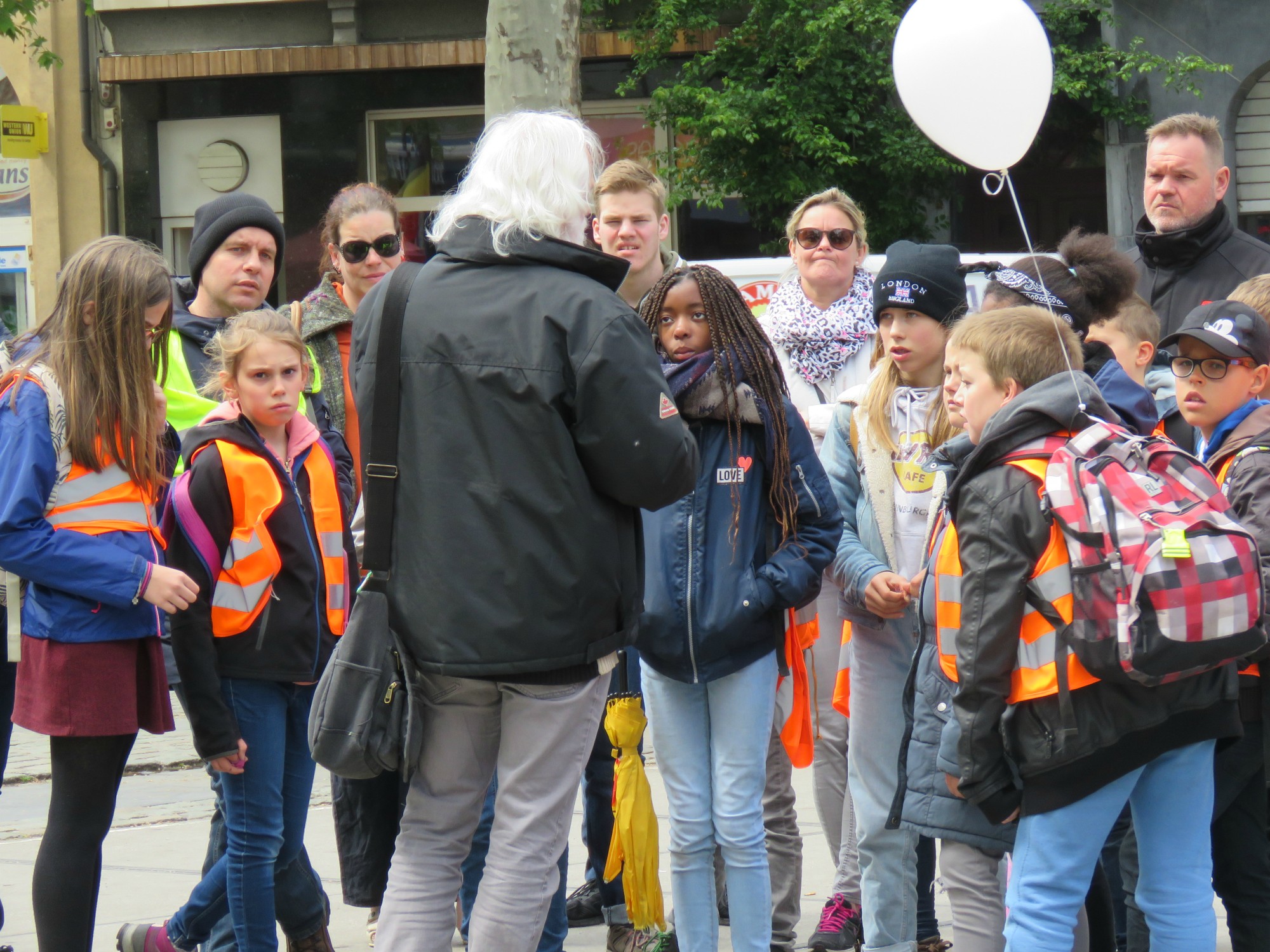 Op het Sint-Jansplein... omgeven door vele gemeenschappen