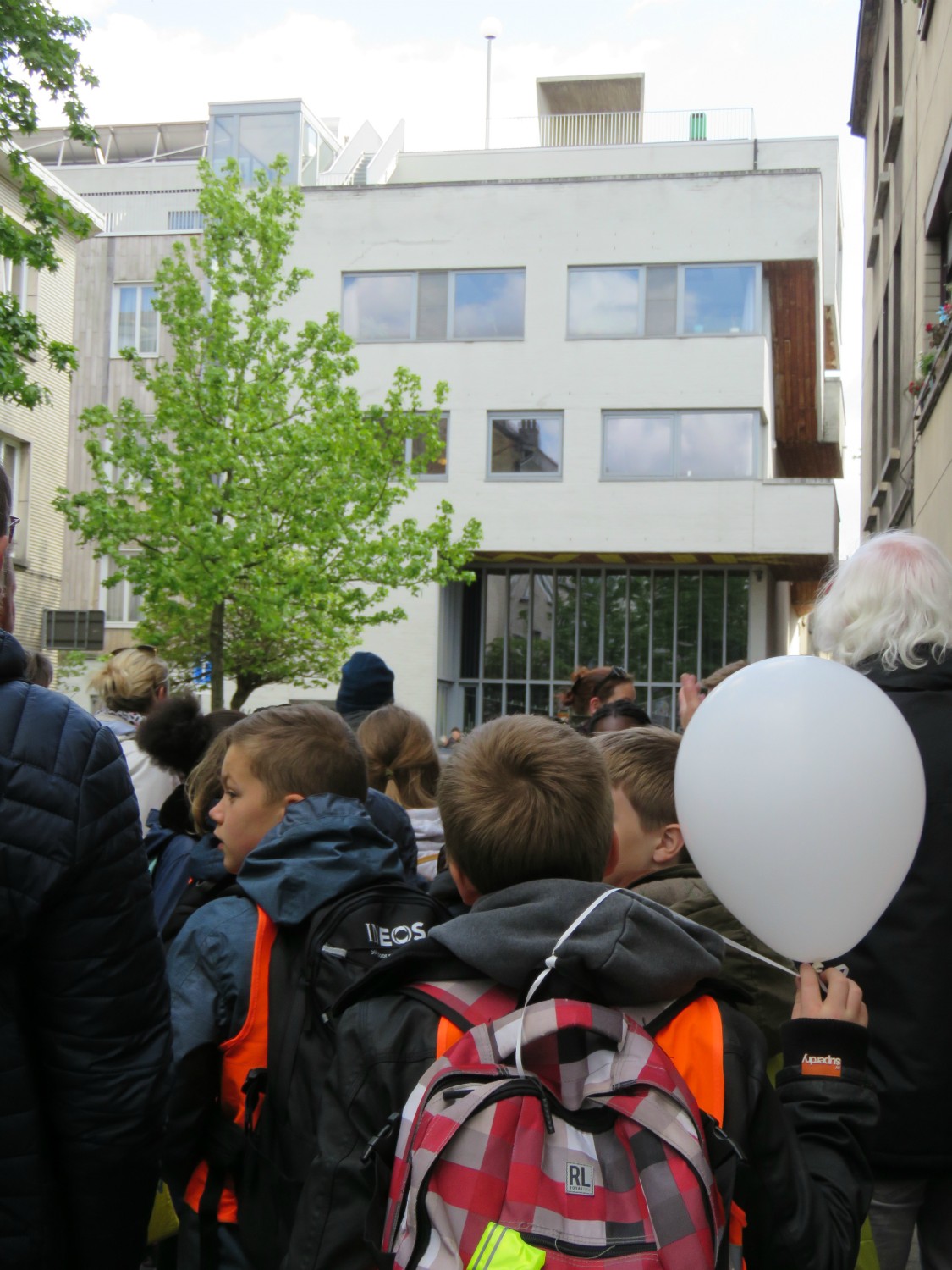 Het centrum De Wijk aan de Korte Stuivenbergstraat heeft zelfs een bushalte op het dak