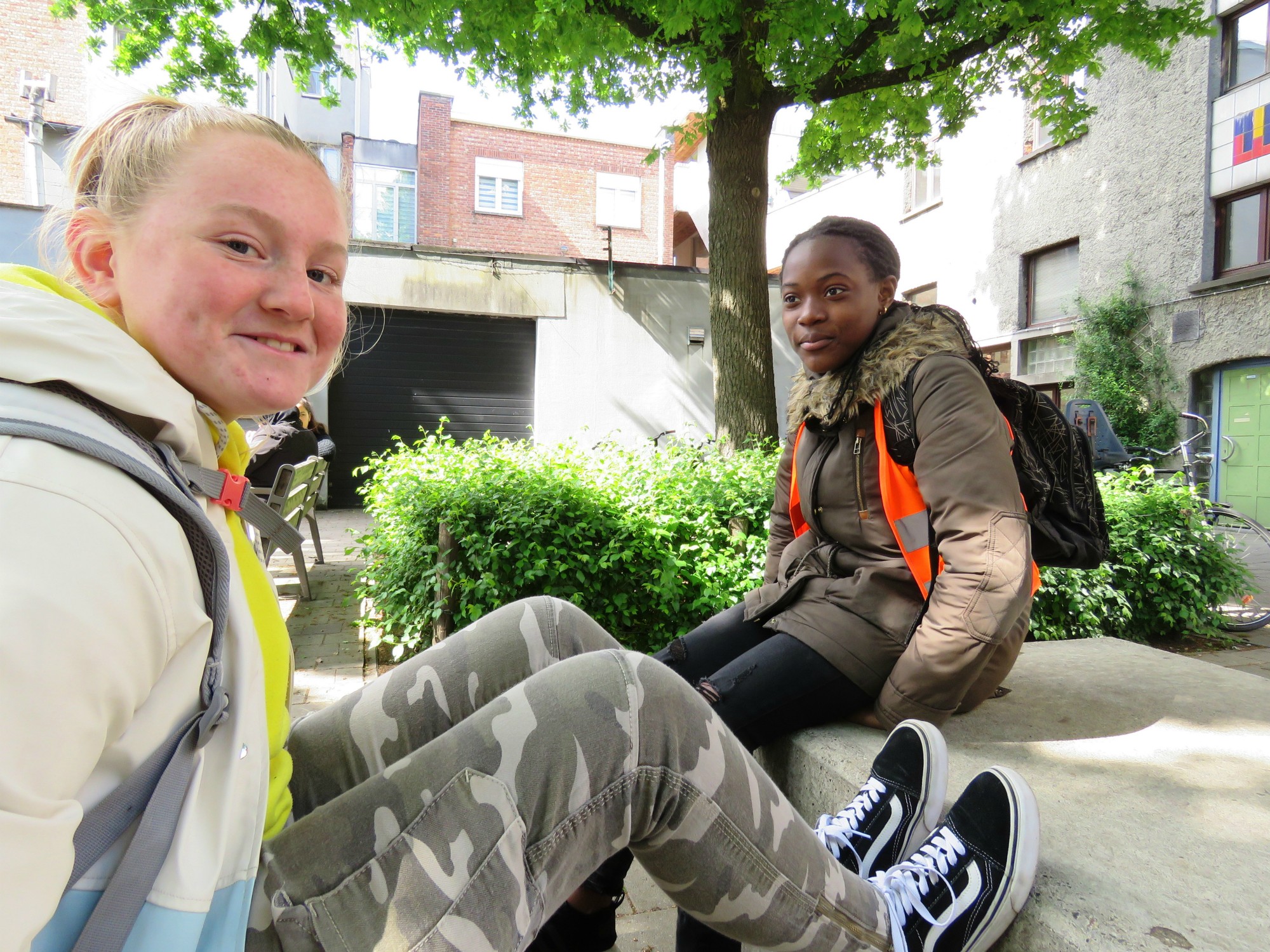 Twee vriendinnen bijeen in het centrum De Wijk