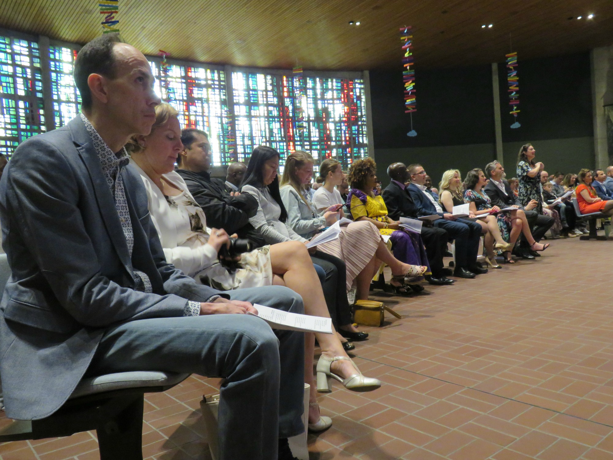 De ouders zitten vooraan in de kerk