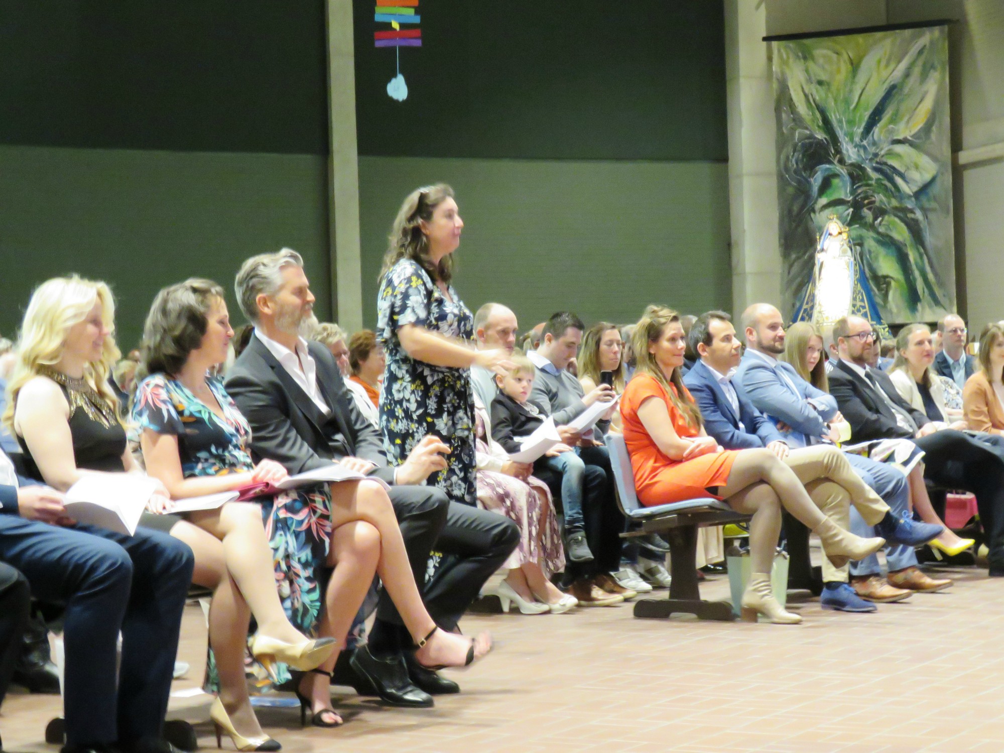 De ouders zitten vooraan in de kerk