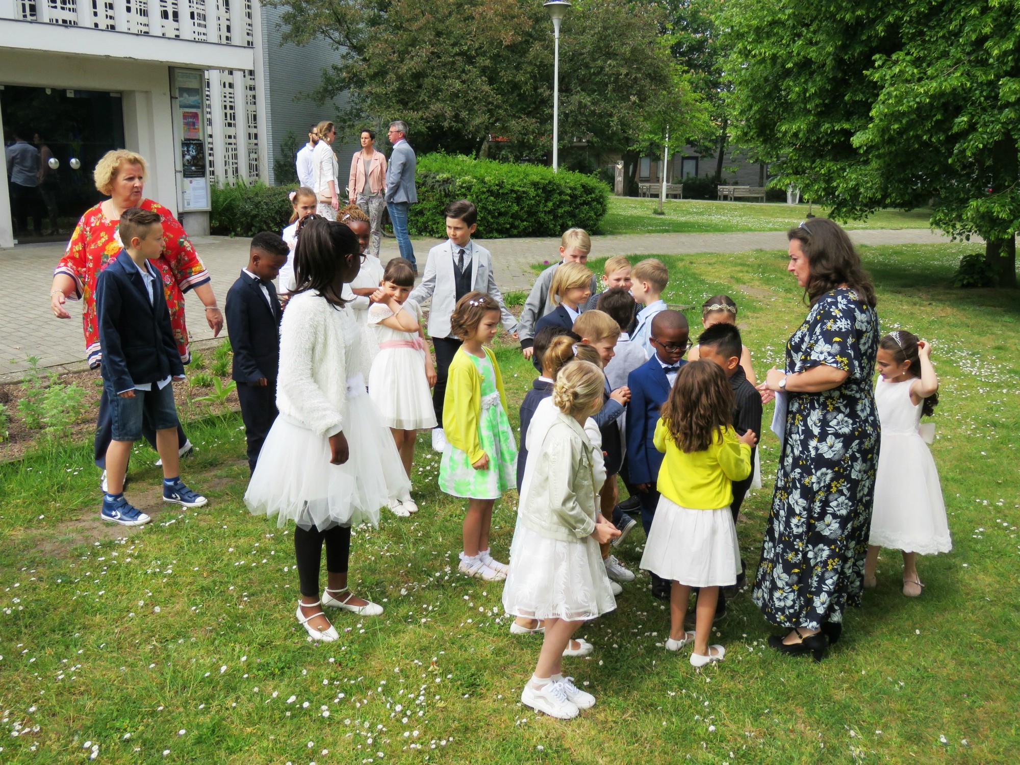 Opstelling voor de groepsfoto buiten aan de kerk