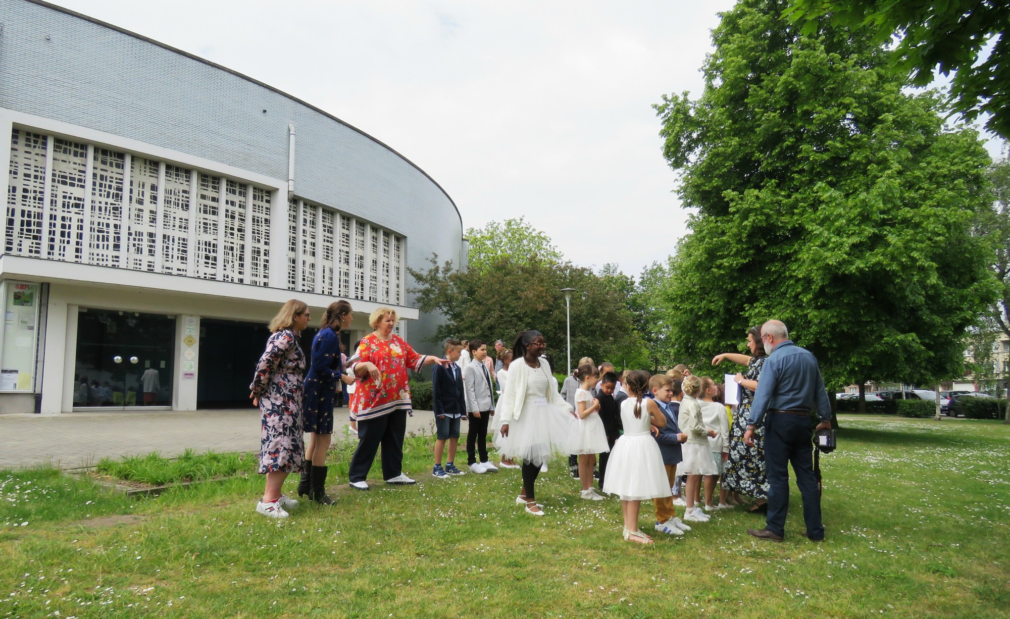 Opstelling voor de groepsfoto buiten aan de kerk