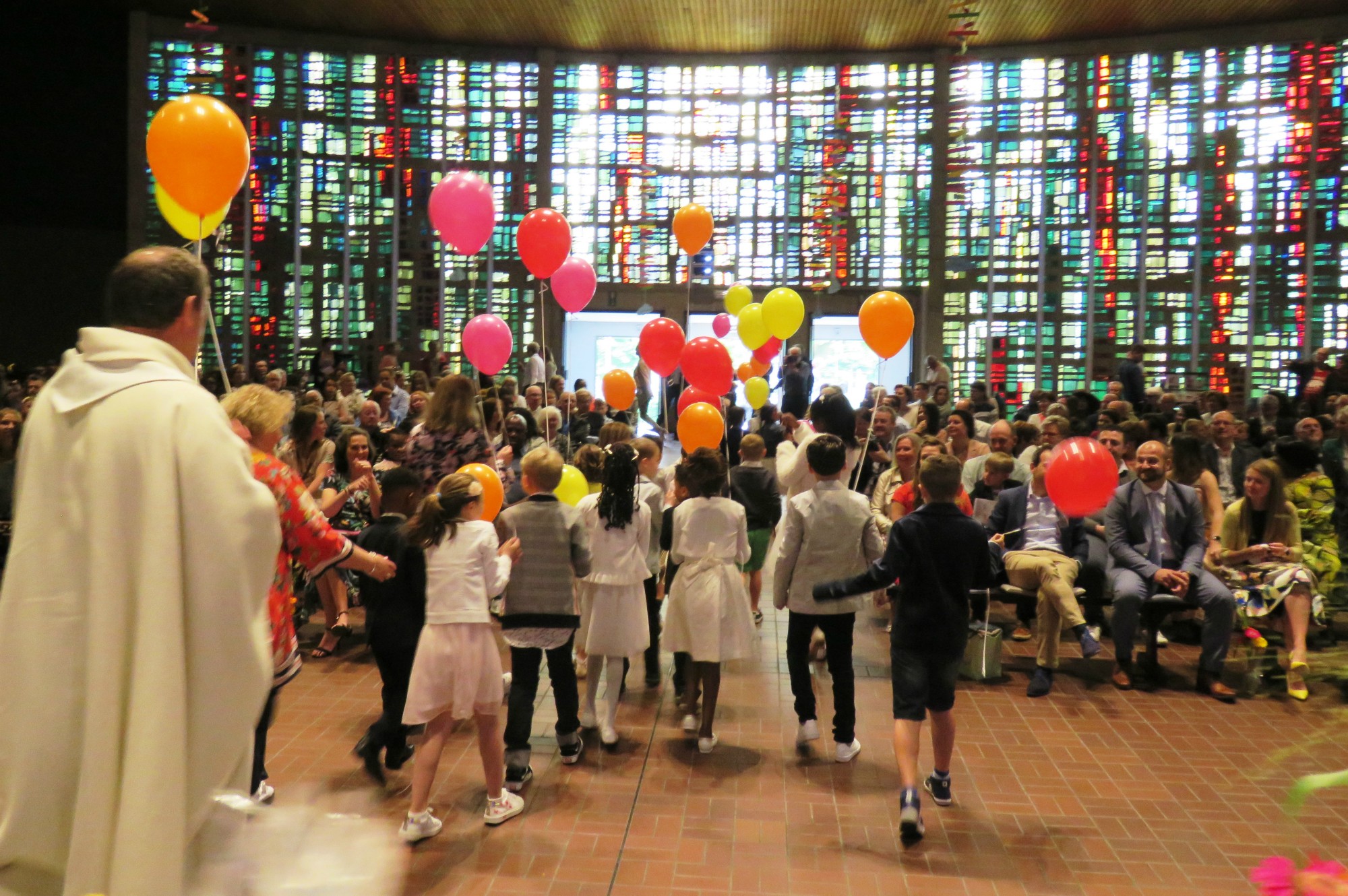 Samen verlaten ze de kerk