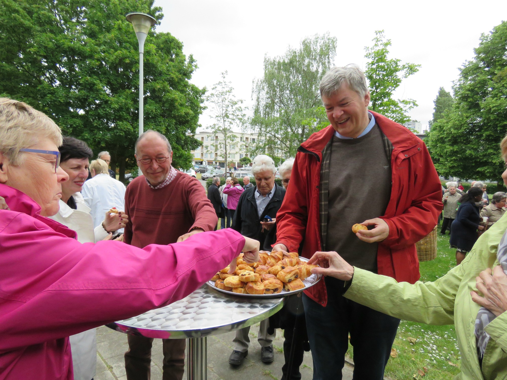 Receptie t.g.v. Rerum Novarum op het gras voor de kerk