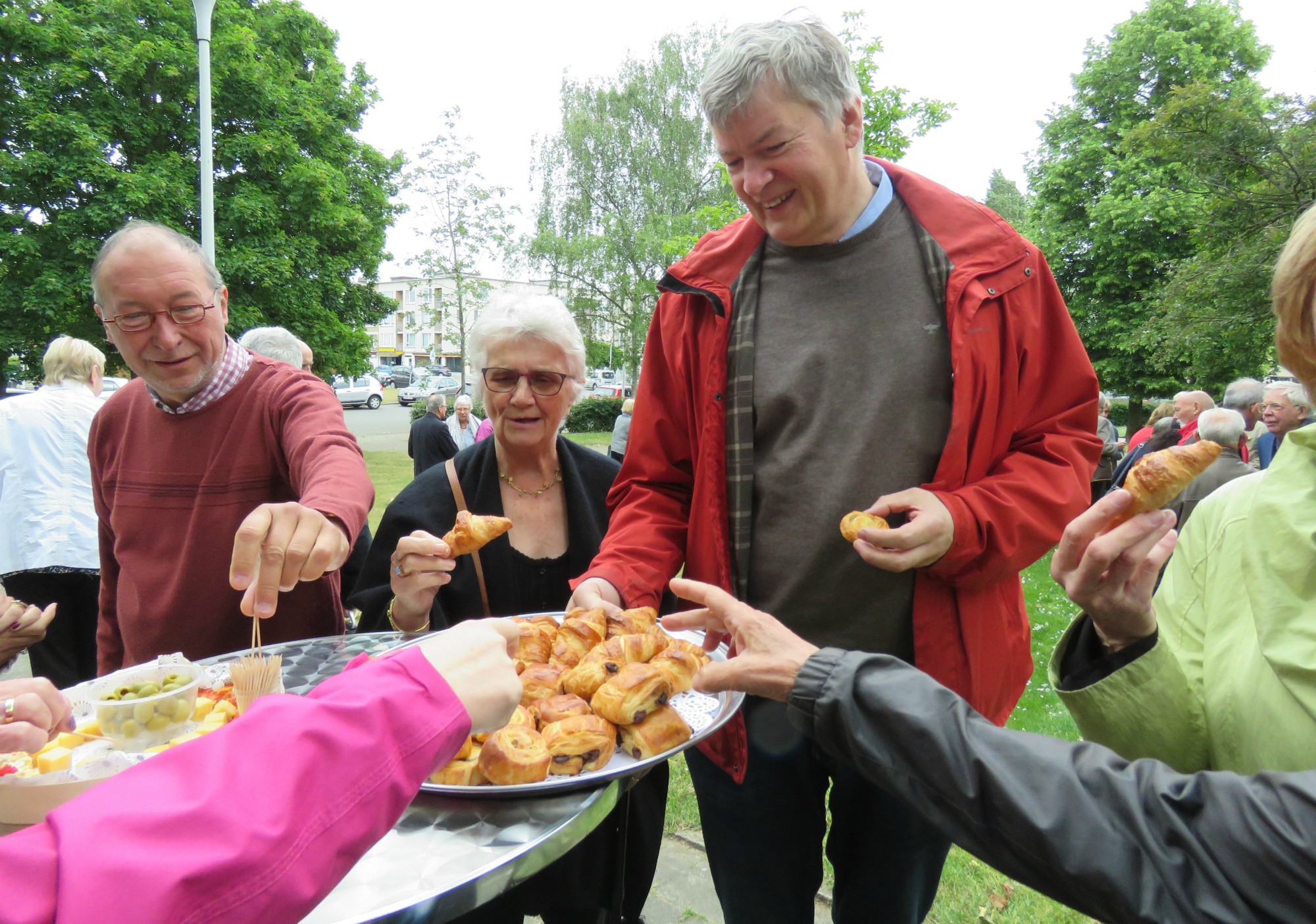 Receptie t.g.v. Rerum Novarum op het gras voor de kerk