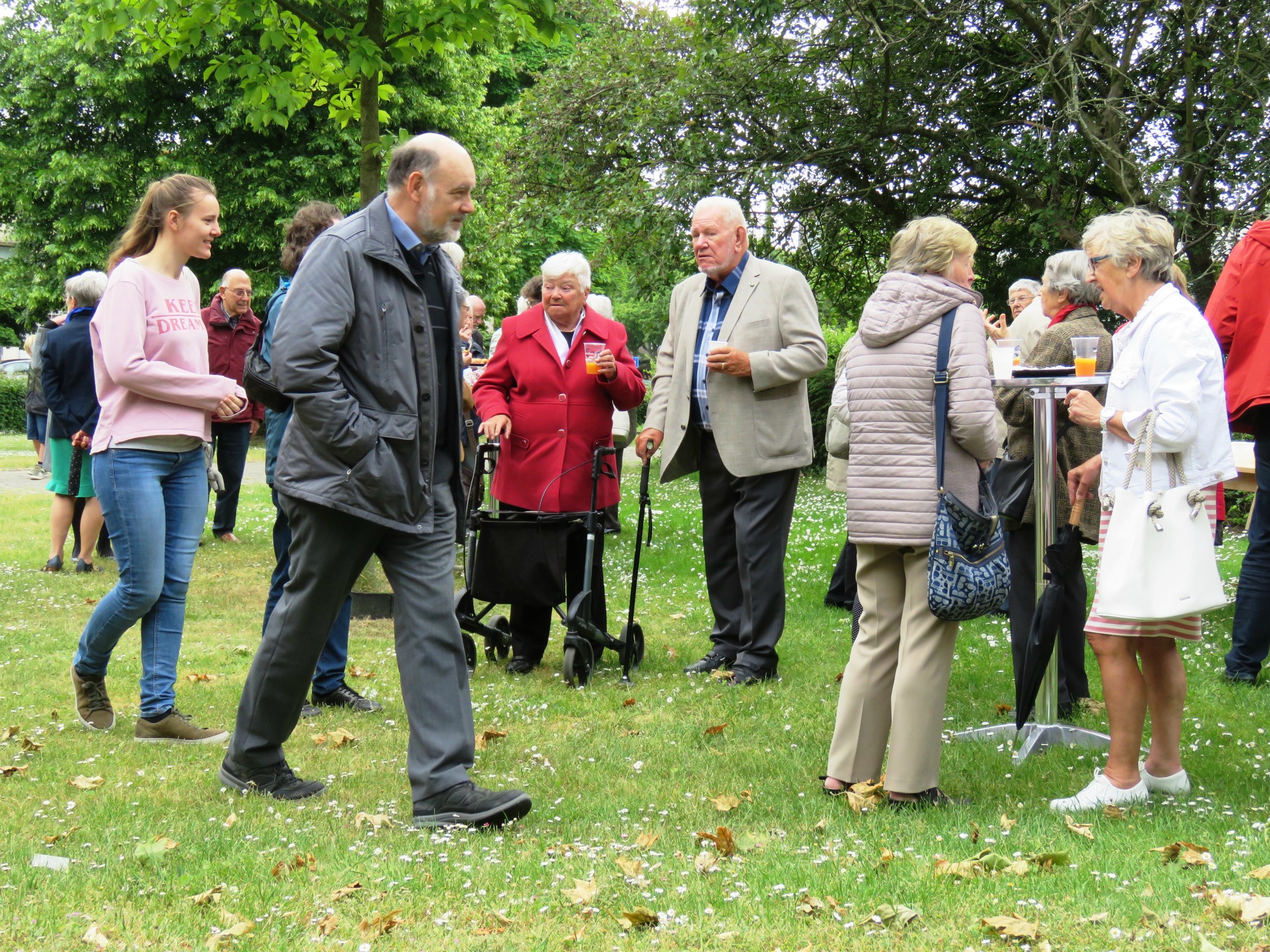 Receptie t.g.v. Rerum Novarum op het gras voor de kerk