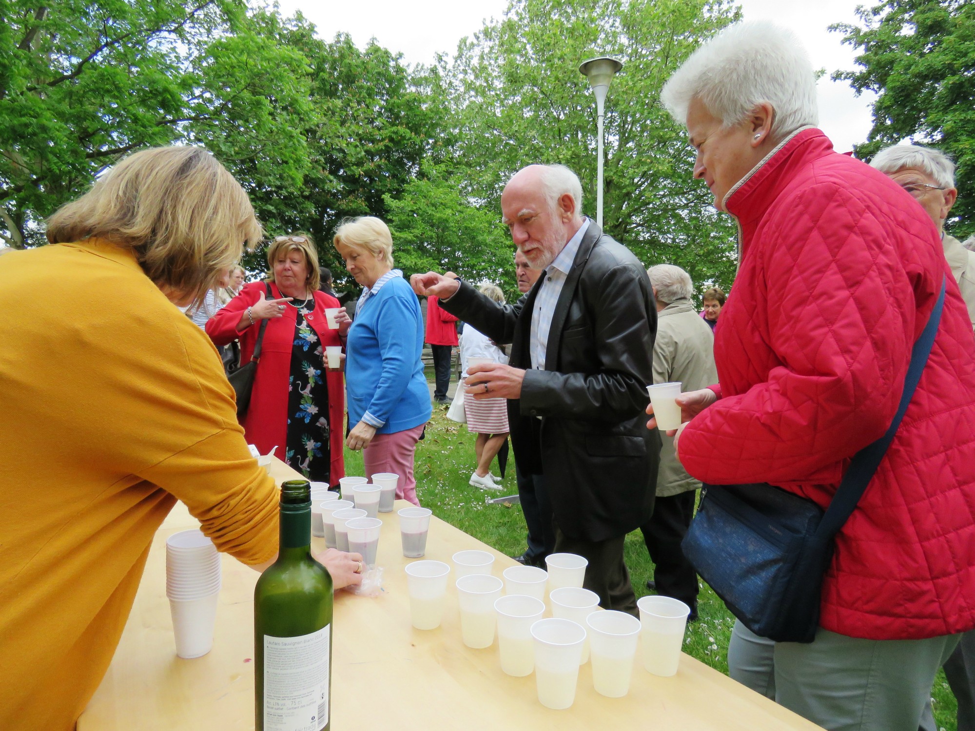 Receptie t.g.v. Rerum Novarum op het gras voor de kerk