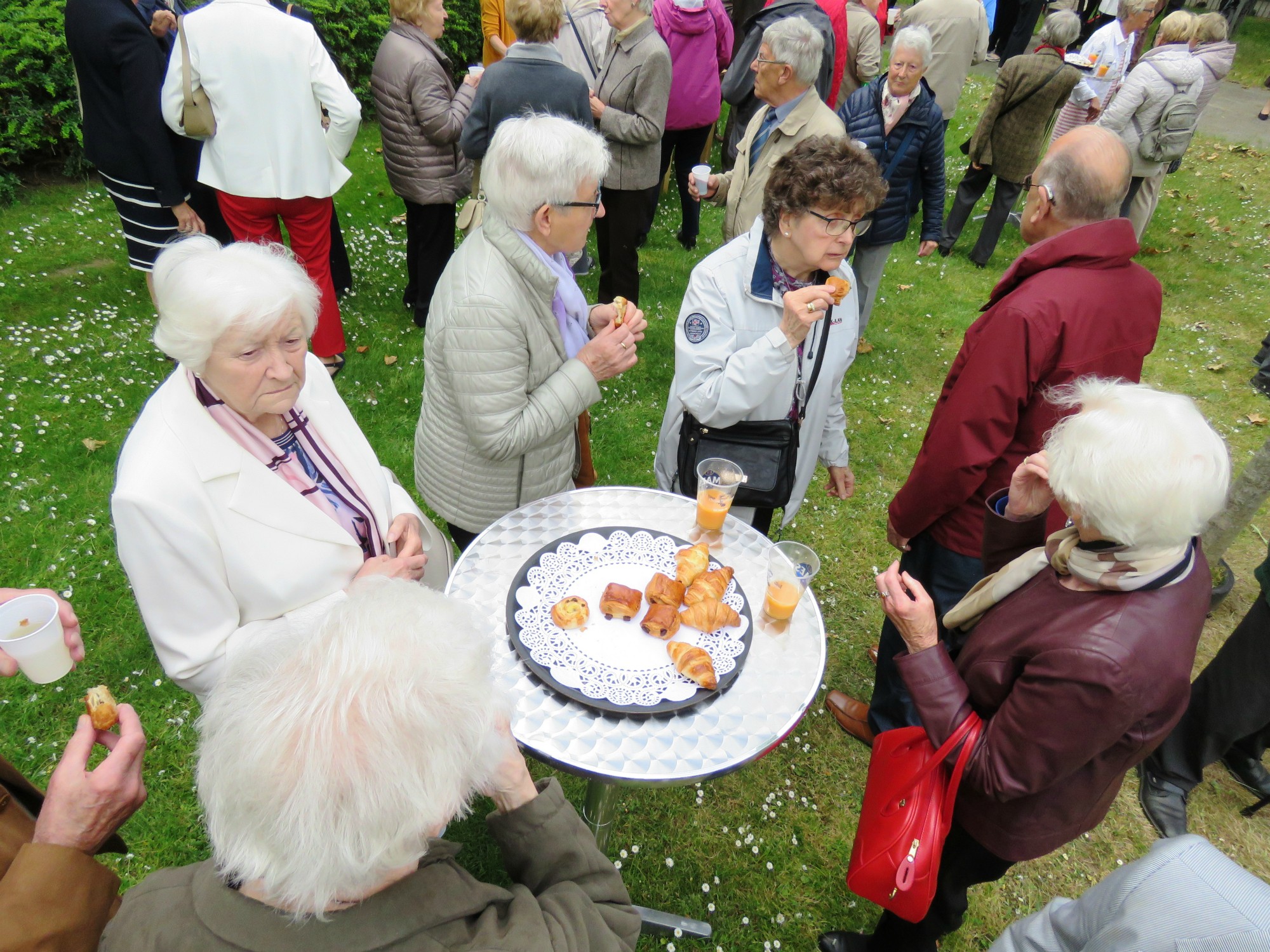 Receptie t.g.v. Rerum Novarum op het gras voor de kerk