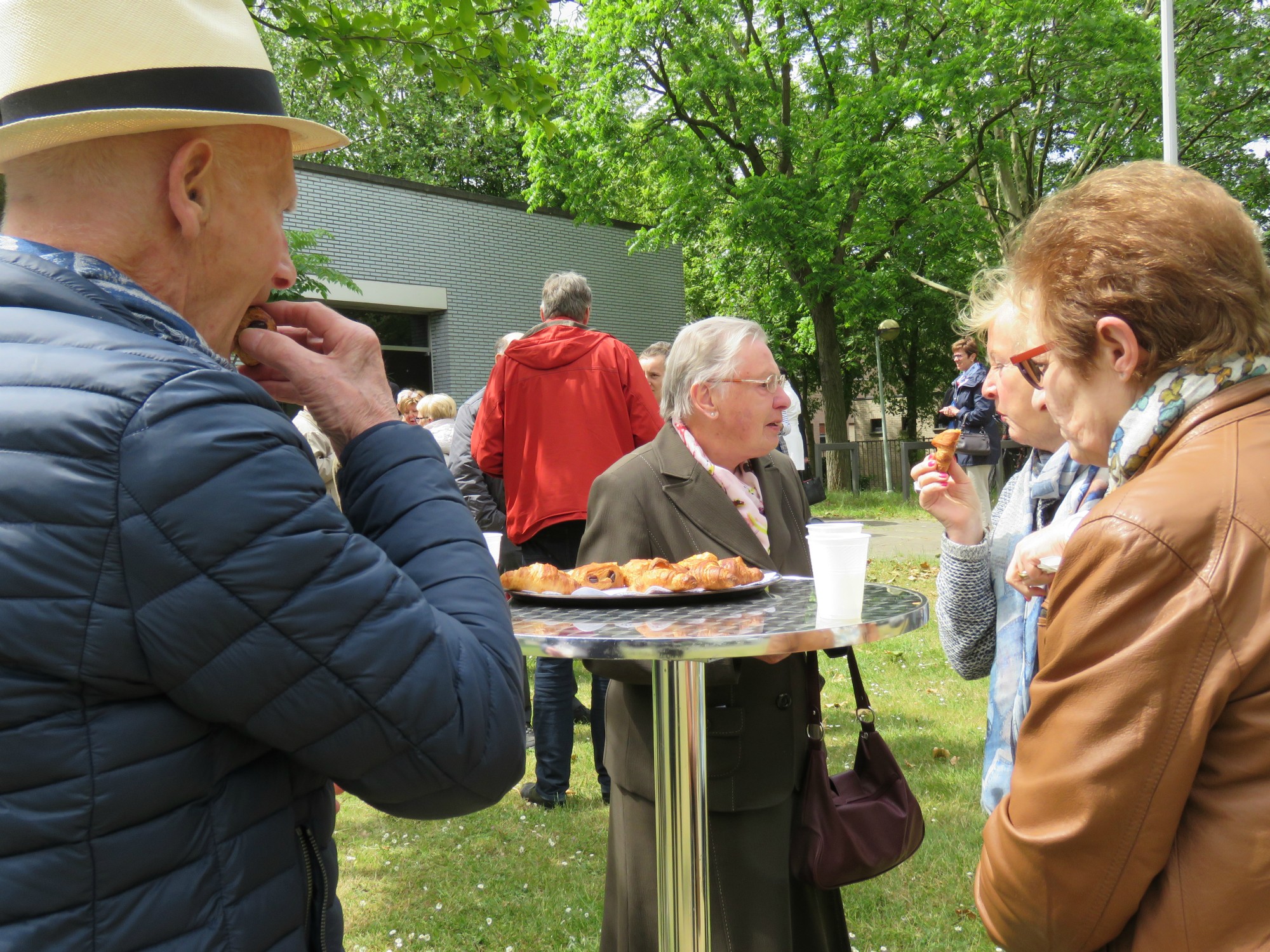 Receptie t.g.v. Rerum Novarum op het gras voor de kerk