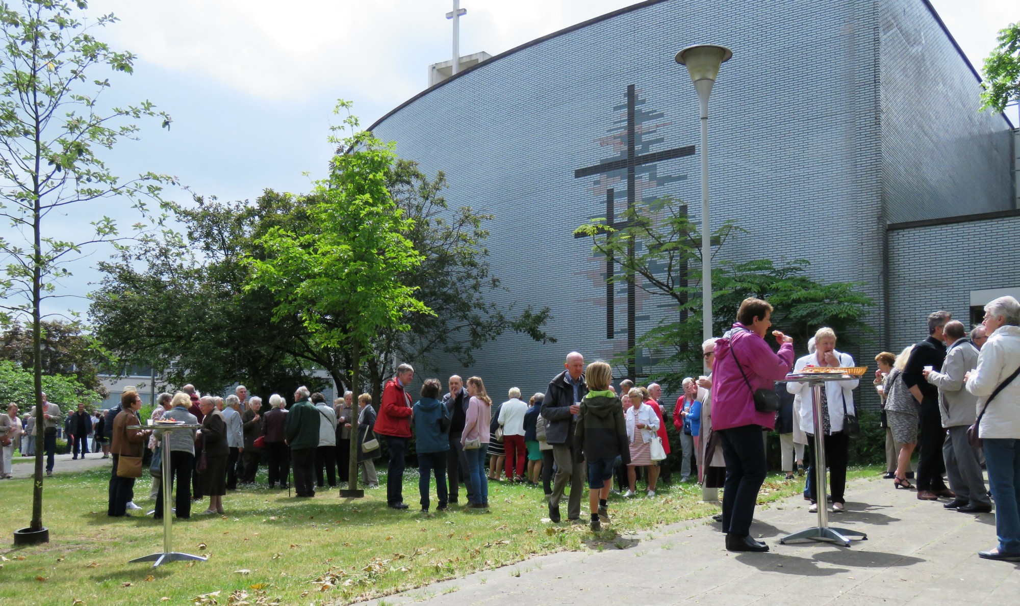 Receptie t.g.v. Rerum Novarum op het gras voor de kerk