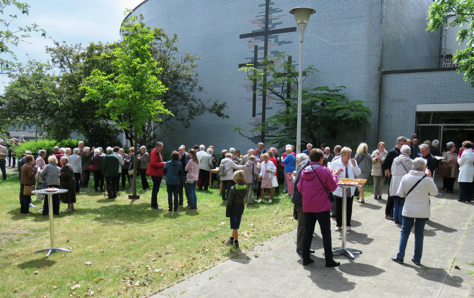 Receptie t.g.v. Rerum Novarum op het gras voor de kerk