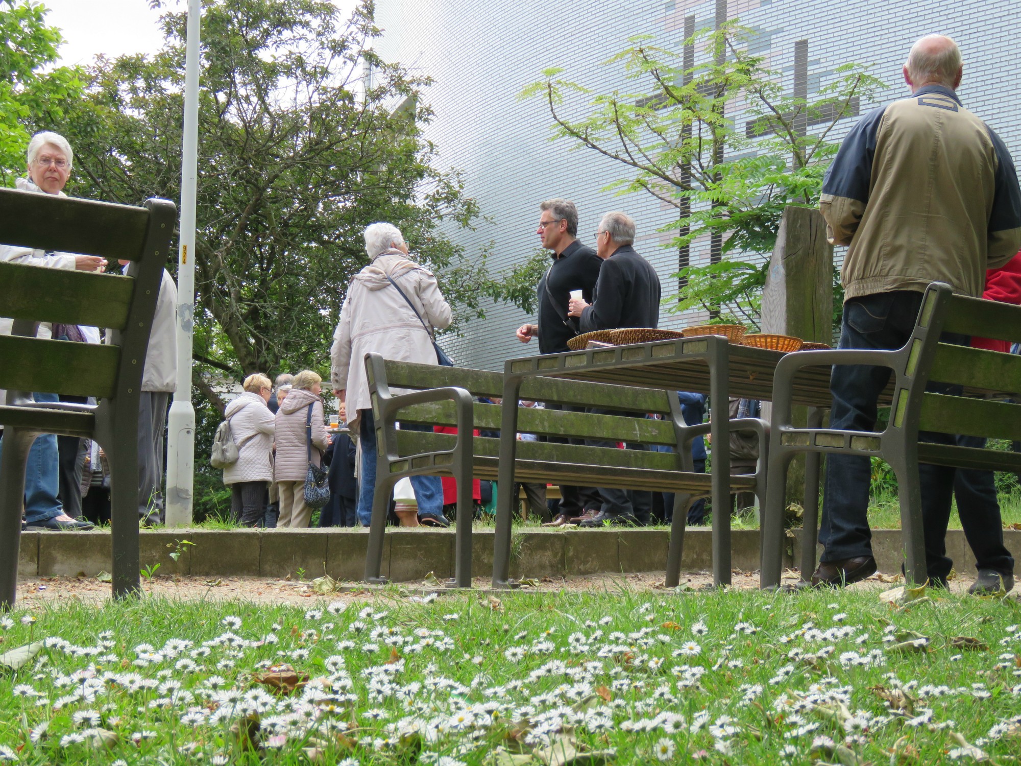 Receptie t.g.v. Rerum Novarum op het gras voor de kerk