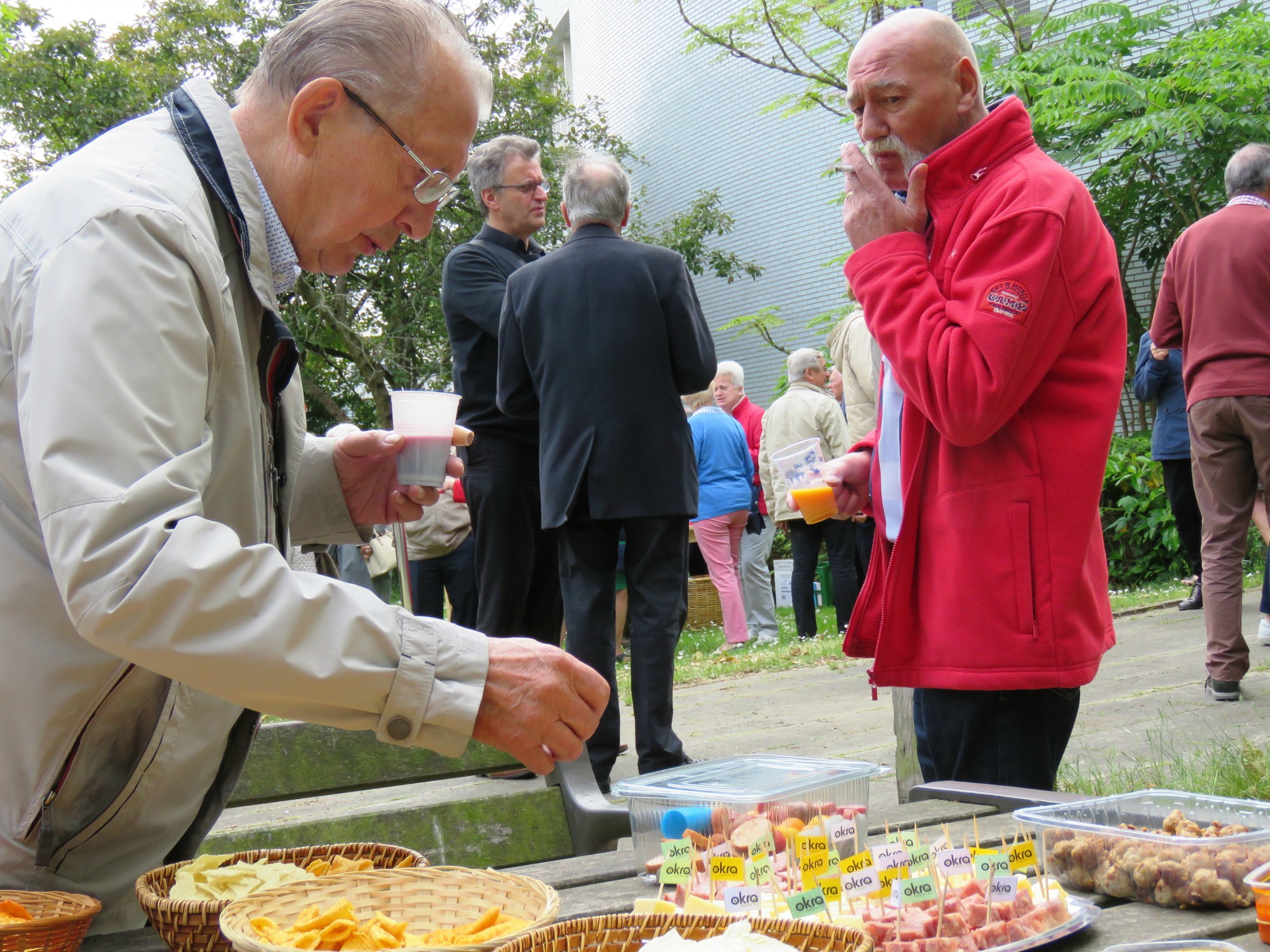 Receptie t.g.v. Rerum Novarum op het gras voor de kerk