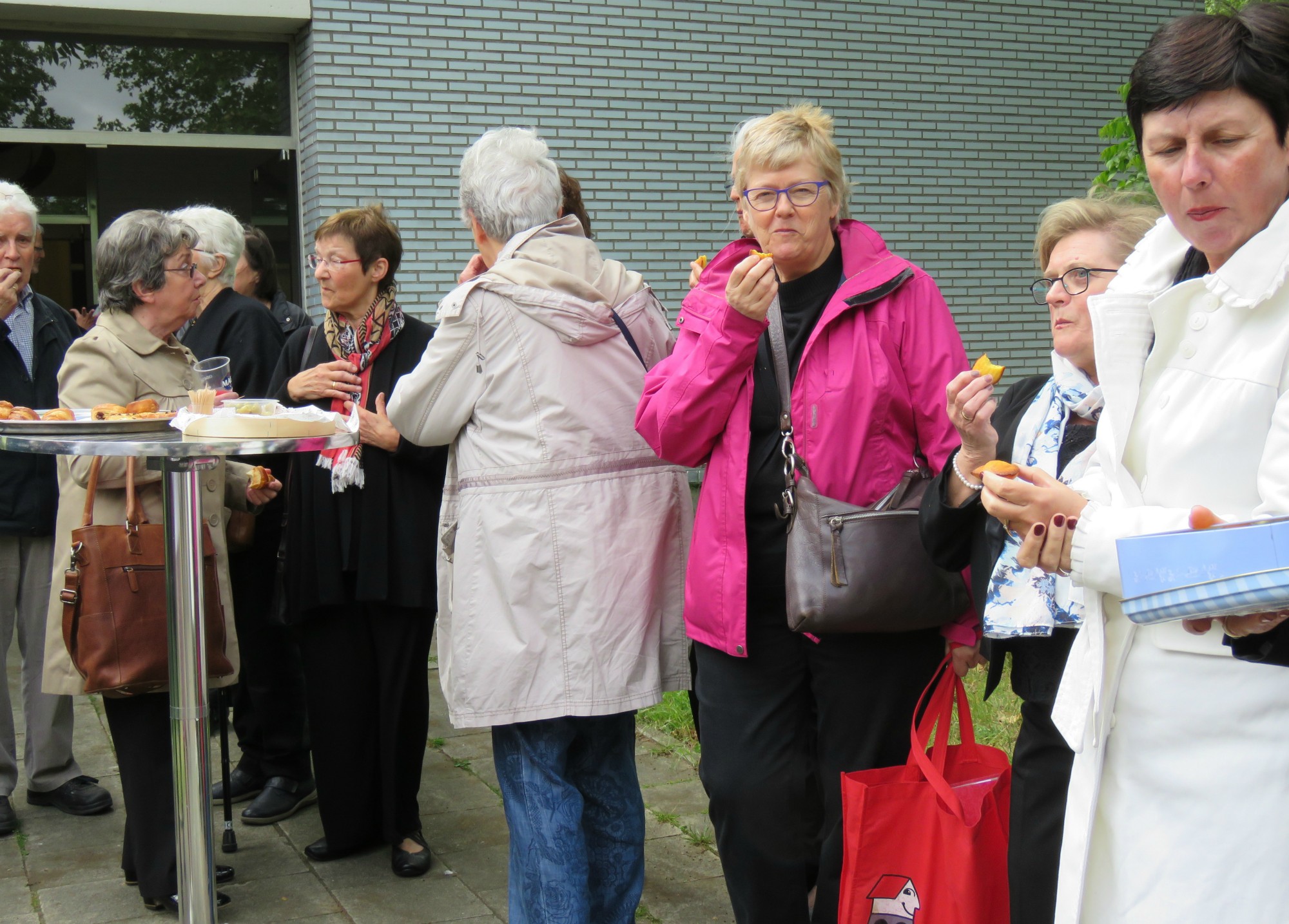 Receptie t.g.v. Rerum Novarum op het gras voor de kerk