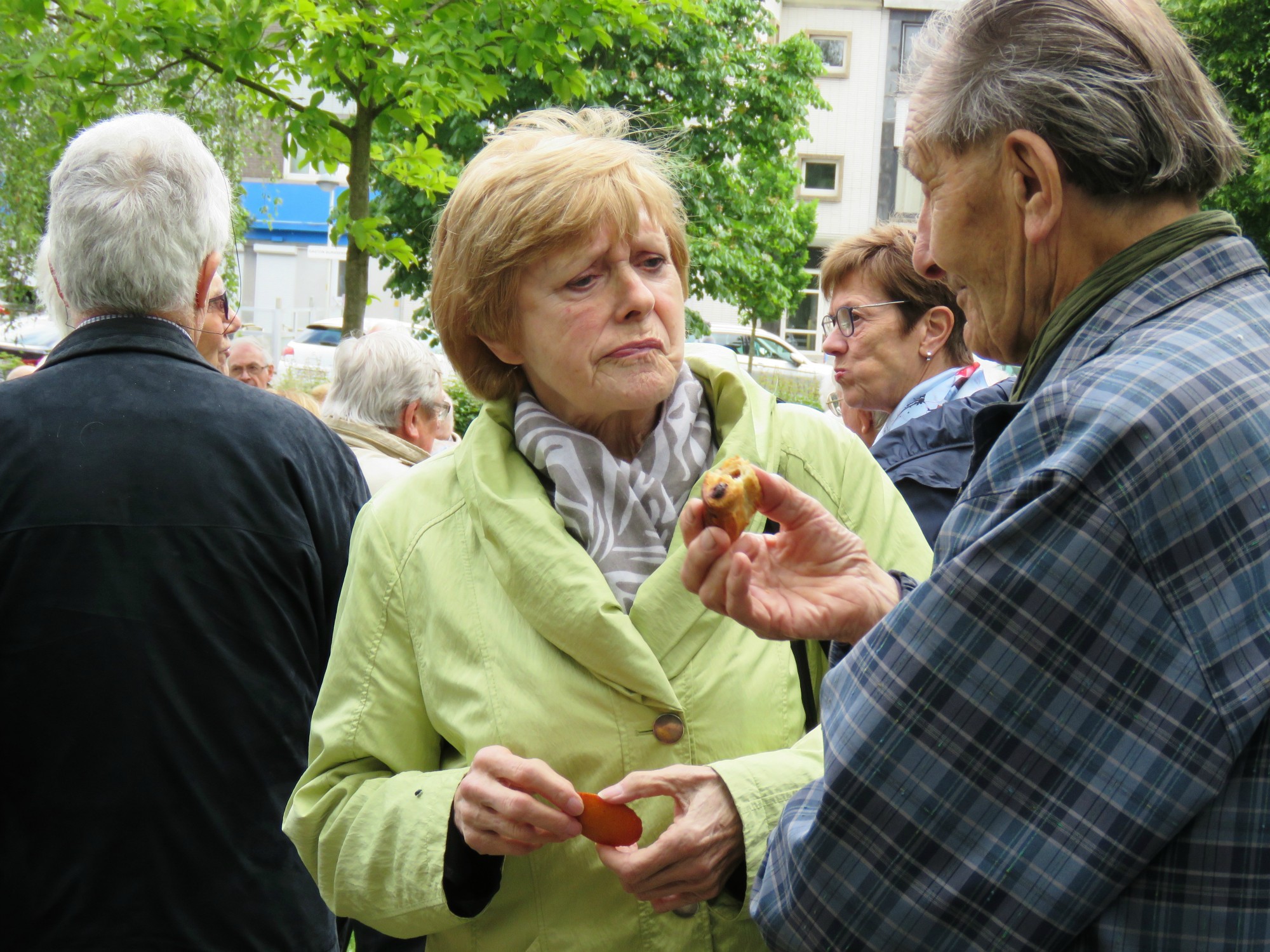 Receptie t.g.v. Rerum Novarum op het gras voor de kerk