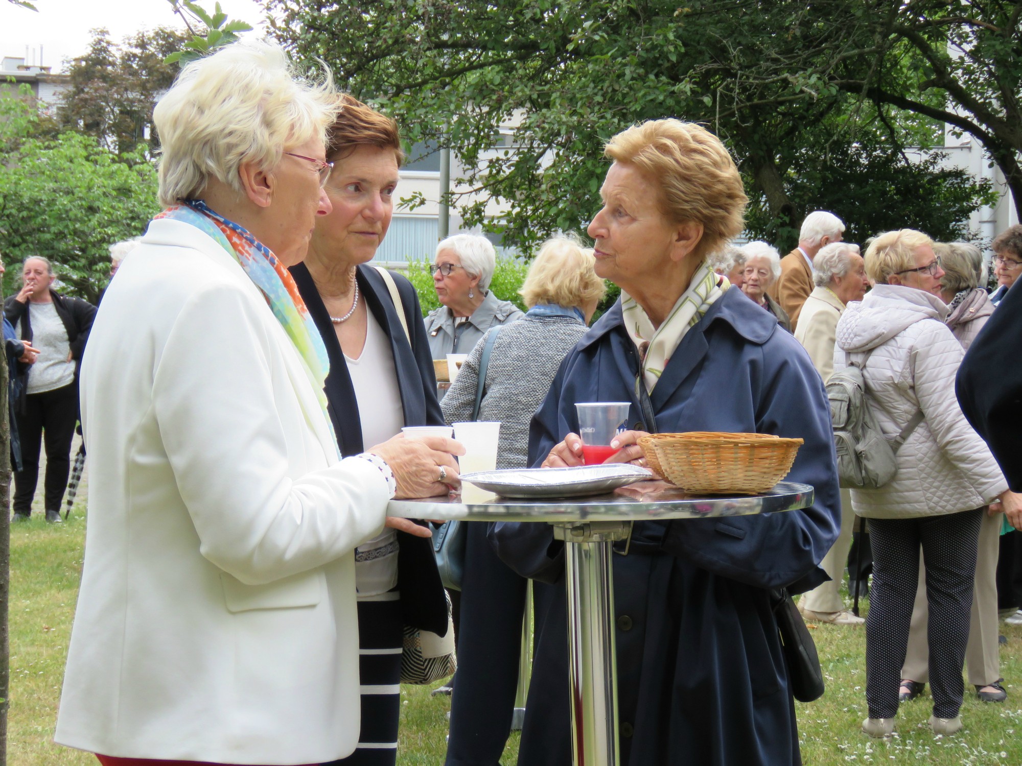 Receptie t.g.v. Rerum Novarum op het gras voor de kerk